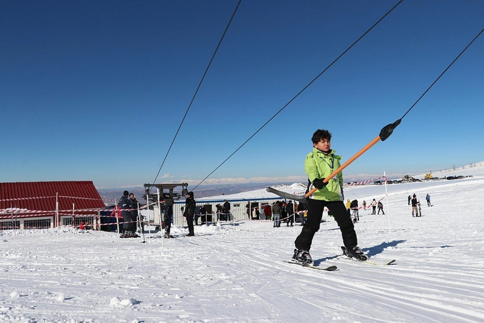 Göl manzaralı kayak merkezi