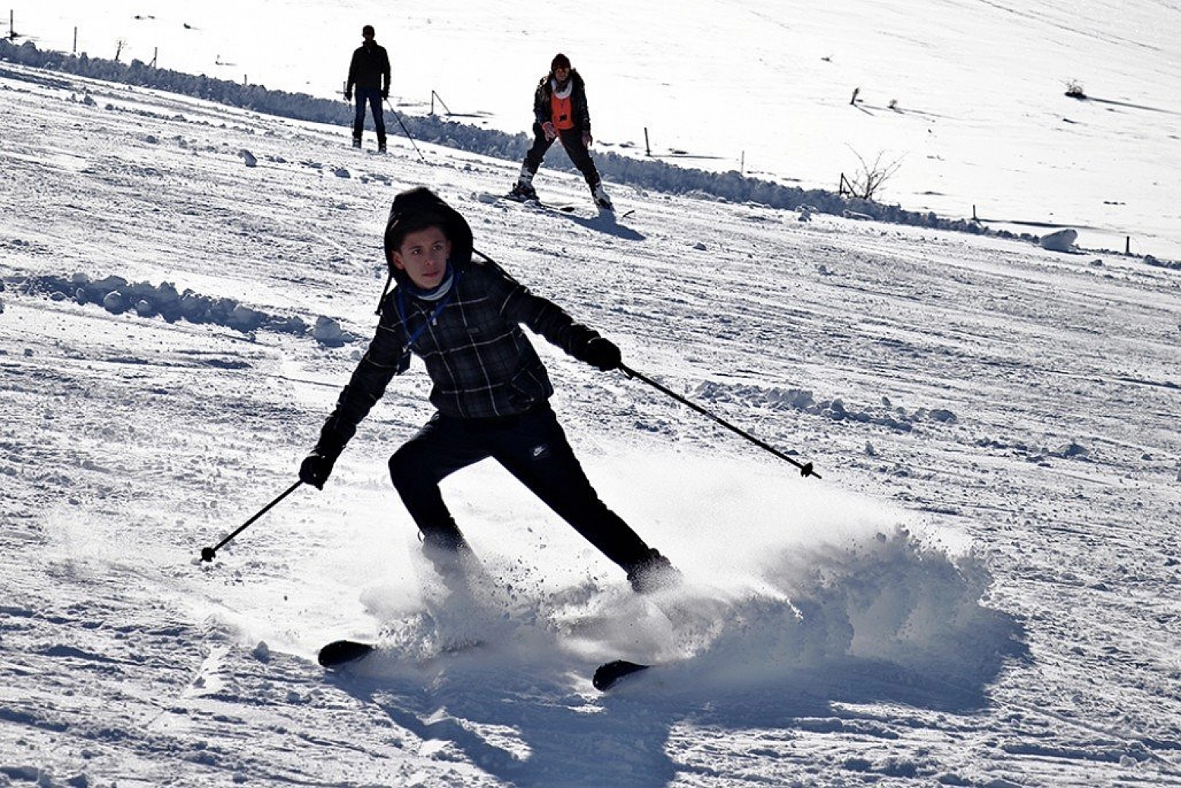 Göl manzaralı kayak merkezi