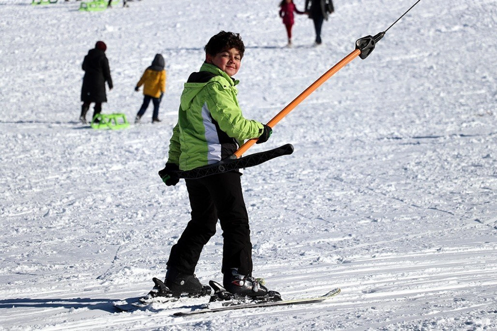 Göl manzaralı kayak merkezi