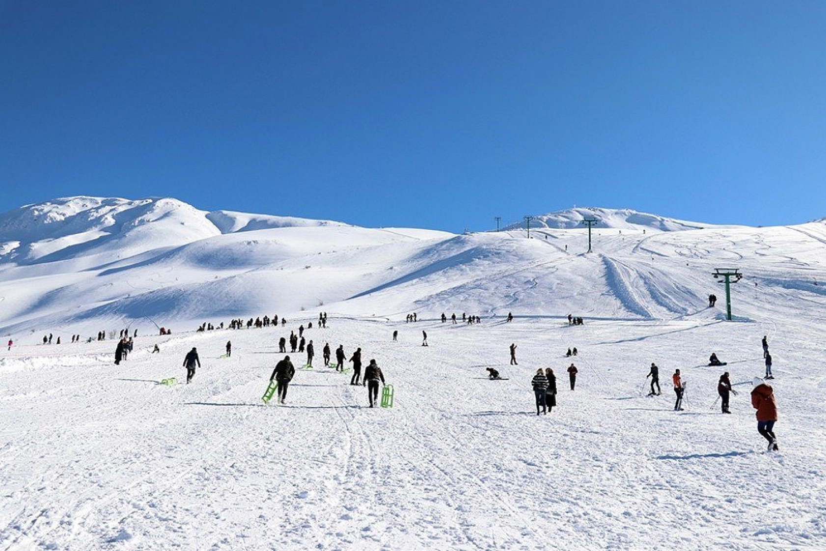 Göl manzaralı kayak merkezi