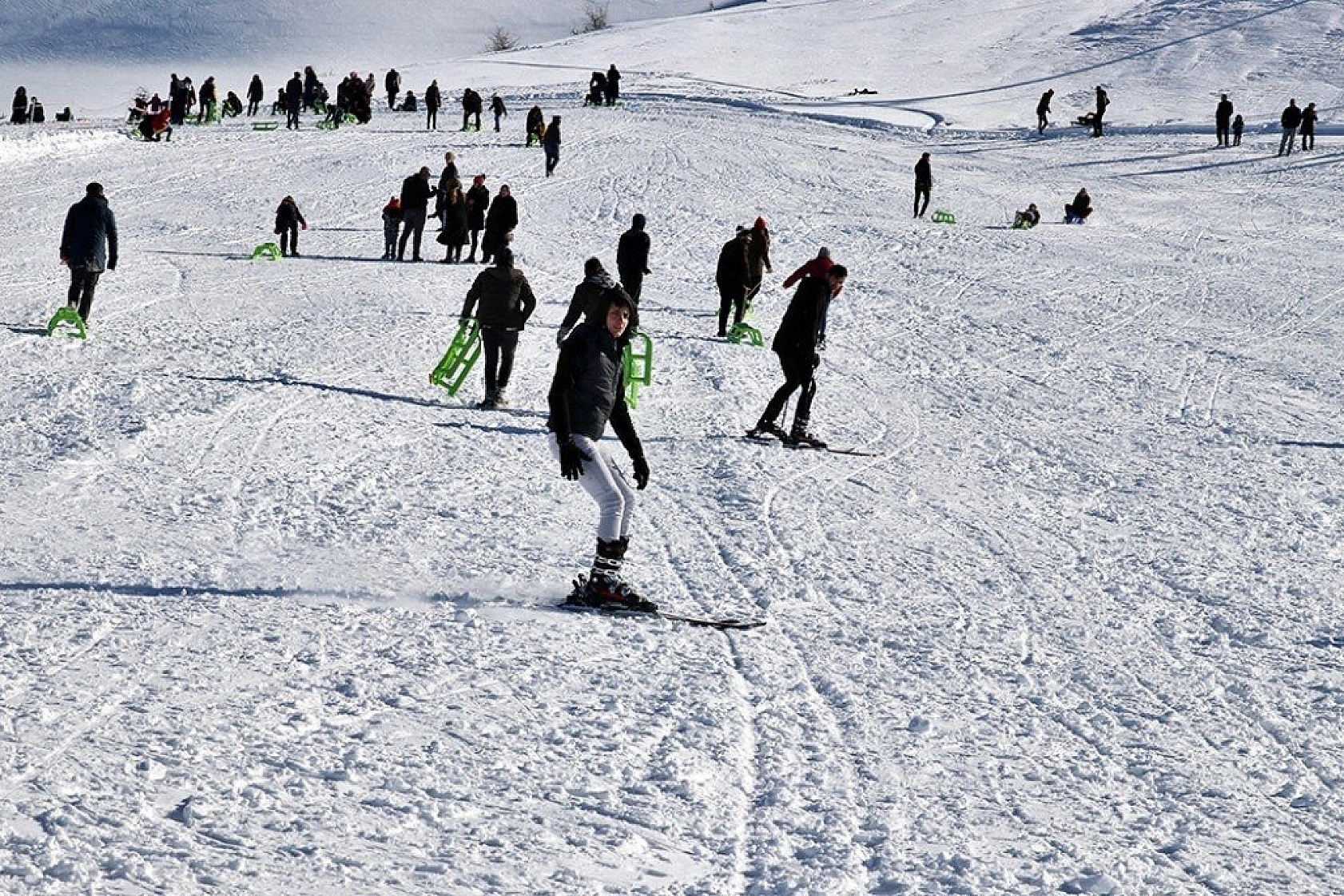 Göl manzaralı kayak merkezi