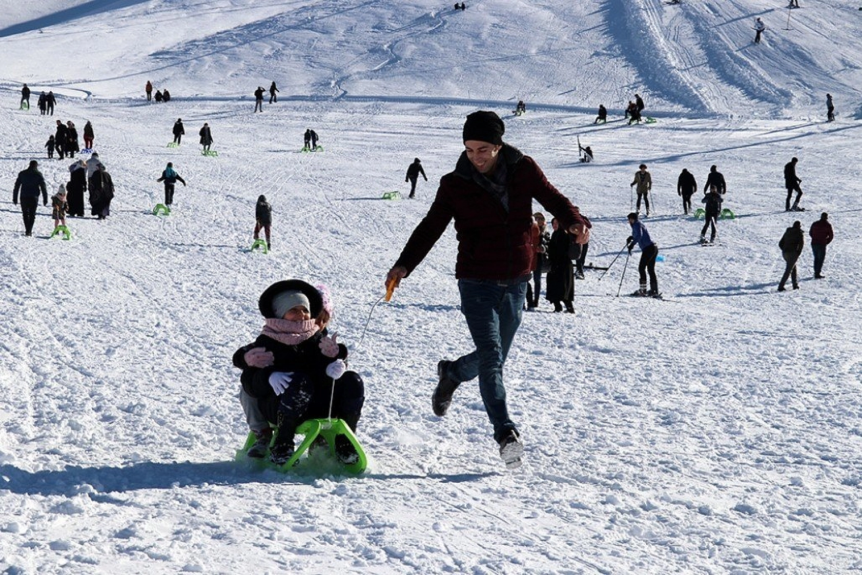 Göl manzaralı kayak merkezi