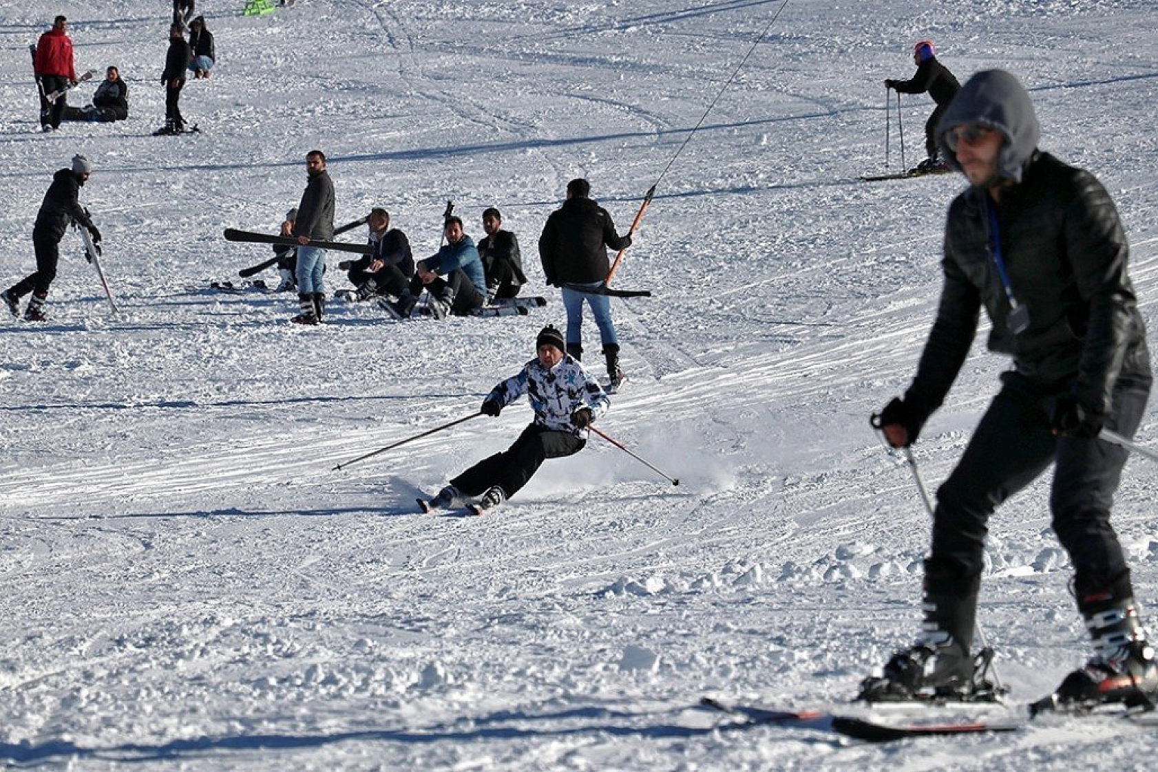 Göl manzaralı kayak merkezi