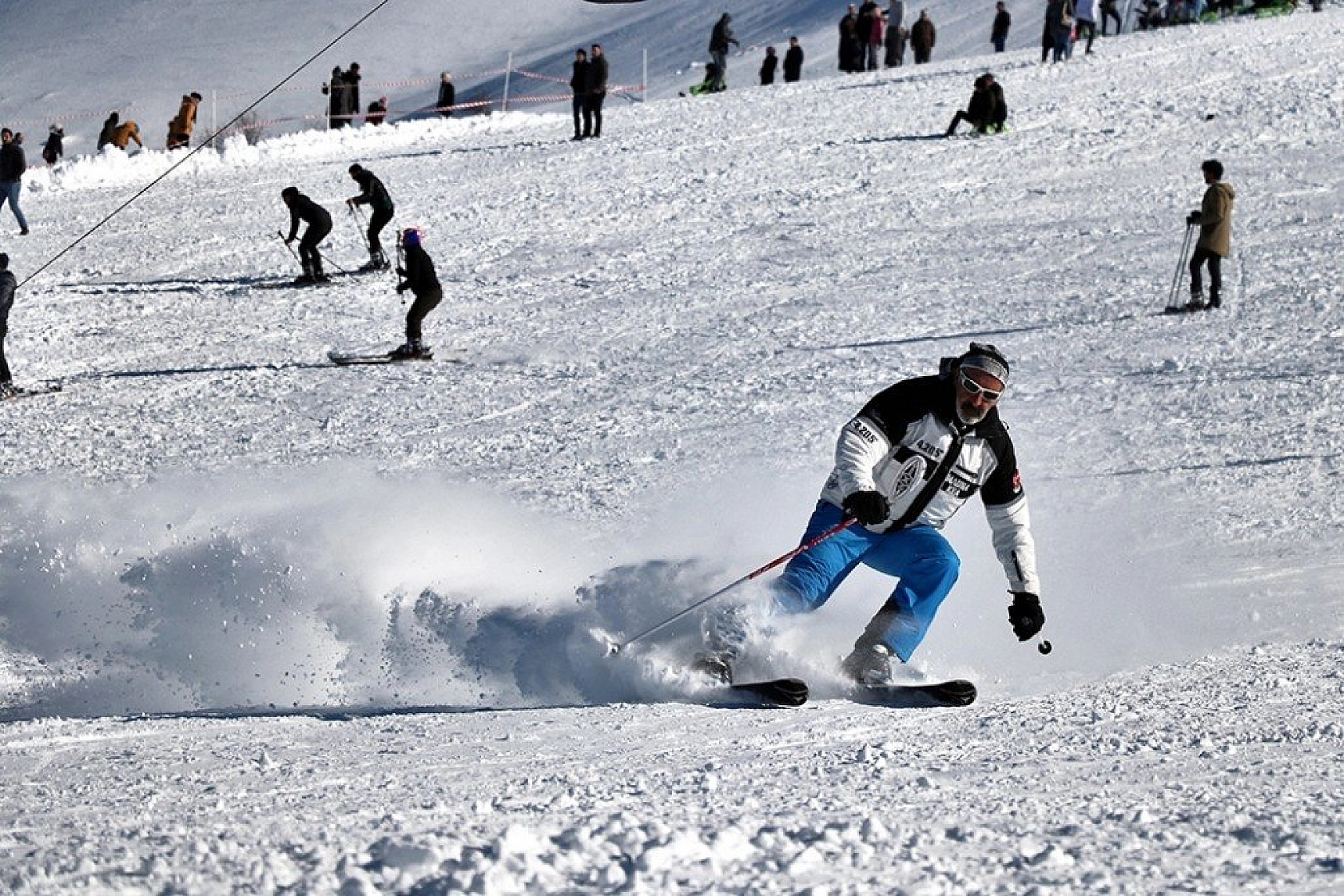 Göl manzaralı kayak merkezi