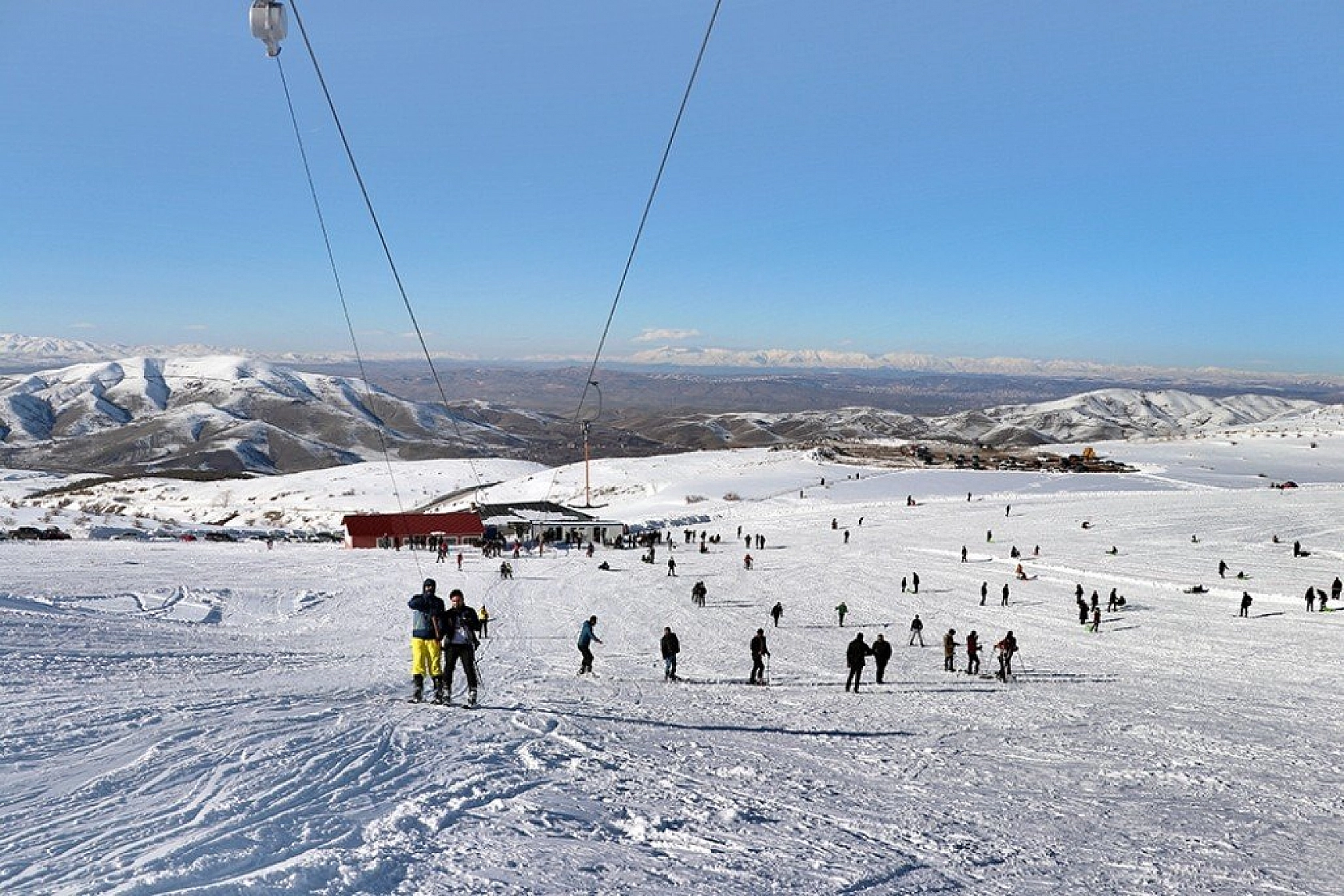 Göl manzaralı kayak merkezi