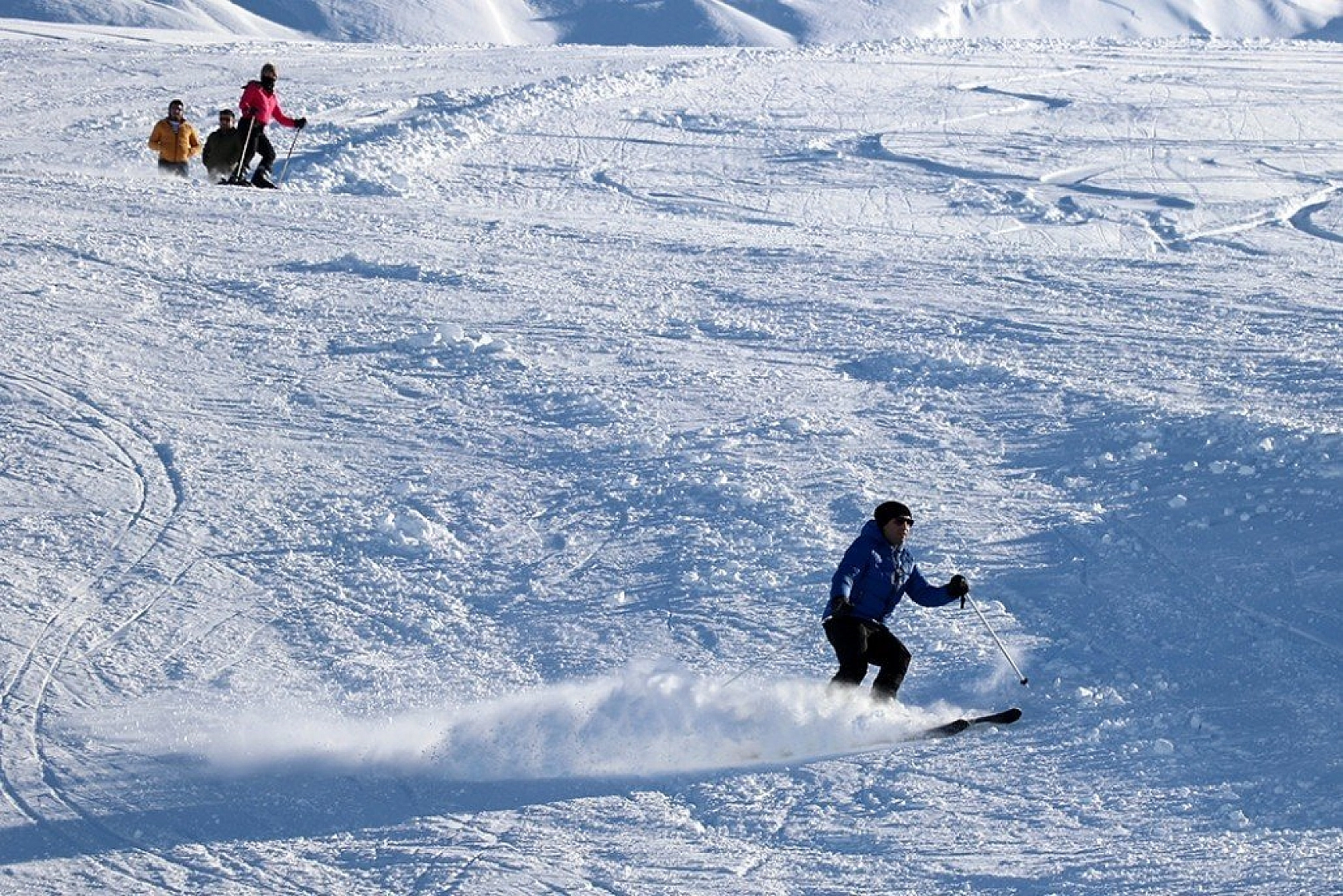 Göl manzaralı kayak merkezi