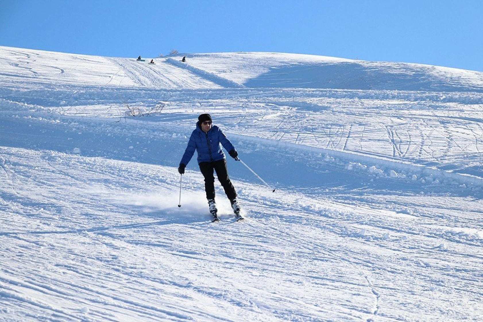 Göl manzaralı kayak merkezi