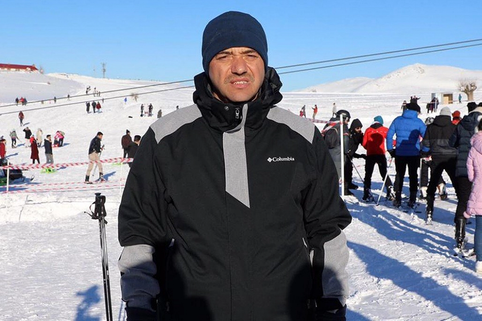 Göl manzaralı kayak merkezi