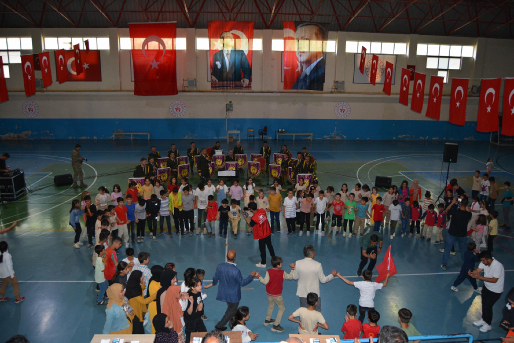 Şemdinli'de Bando Keyfi 2. Ordu Komutanlığı Konserle Kalpleri Birleştirdi