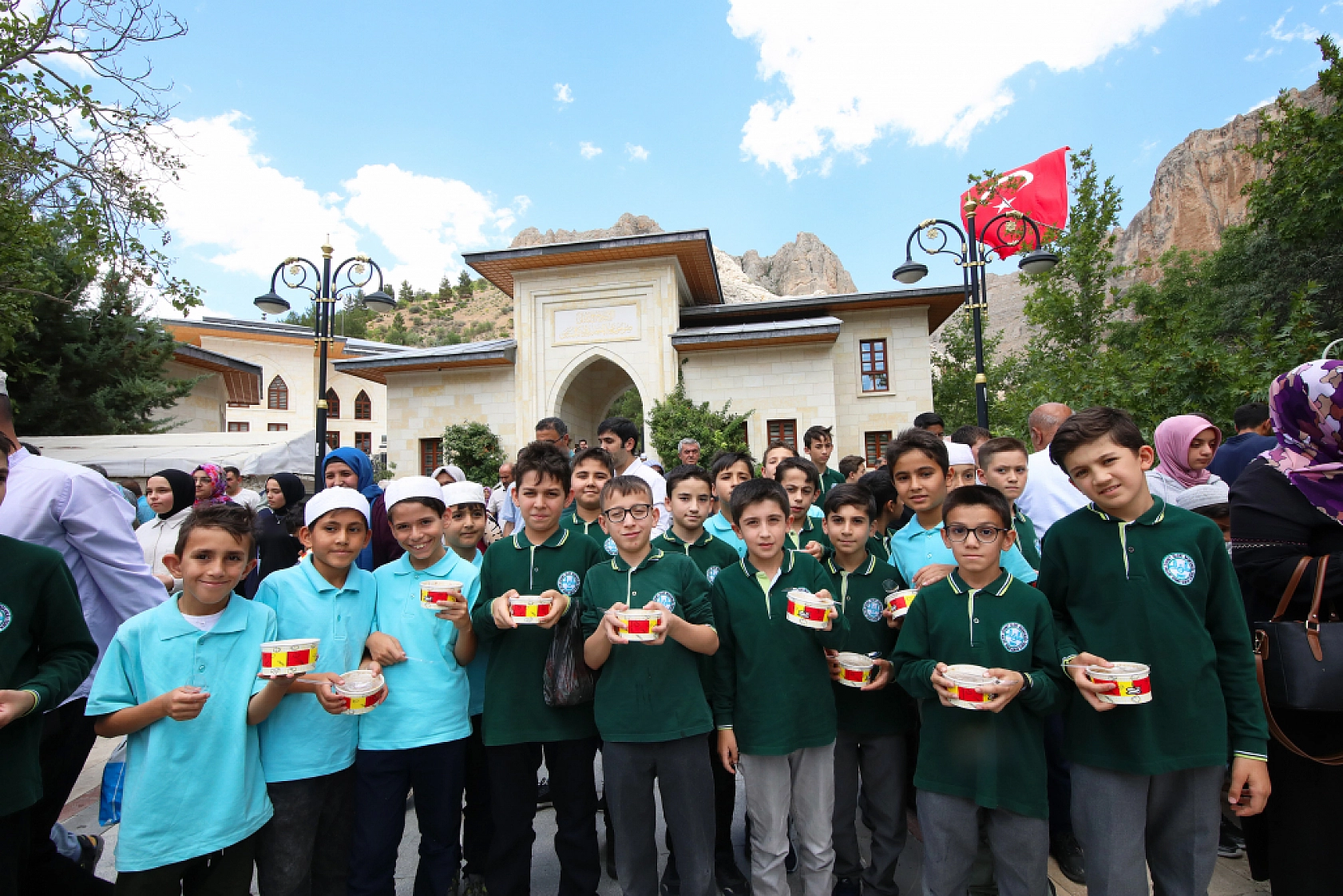 Darende'de vatandaşlara aşure ikramı