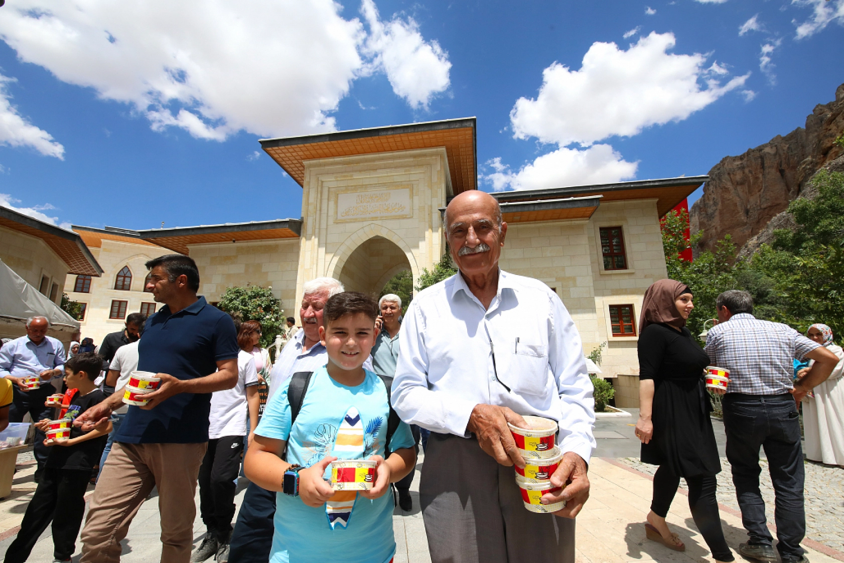 Darende'de vatandaşlara aşure ikramı