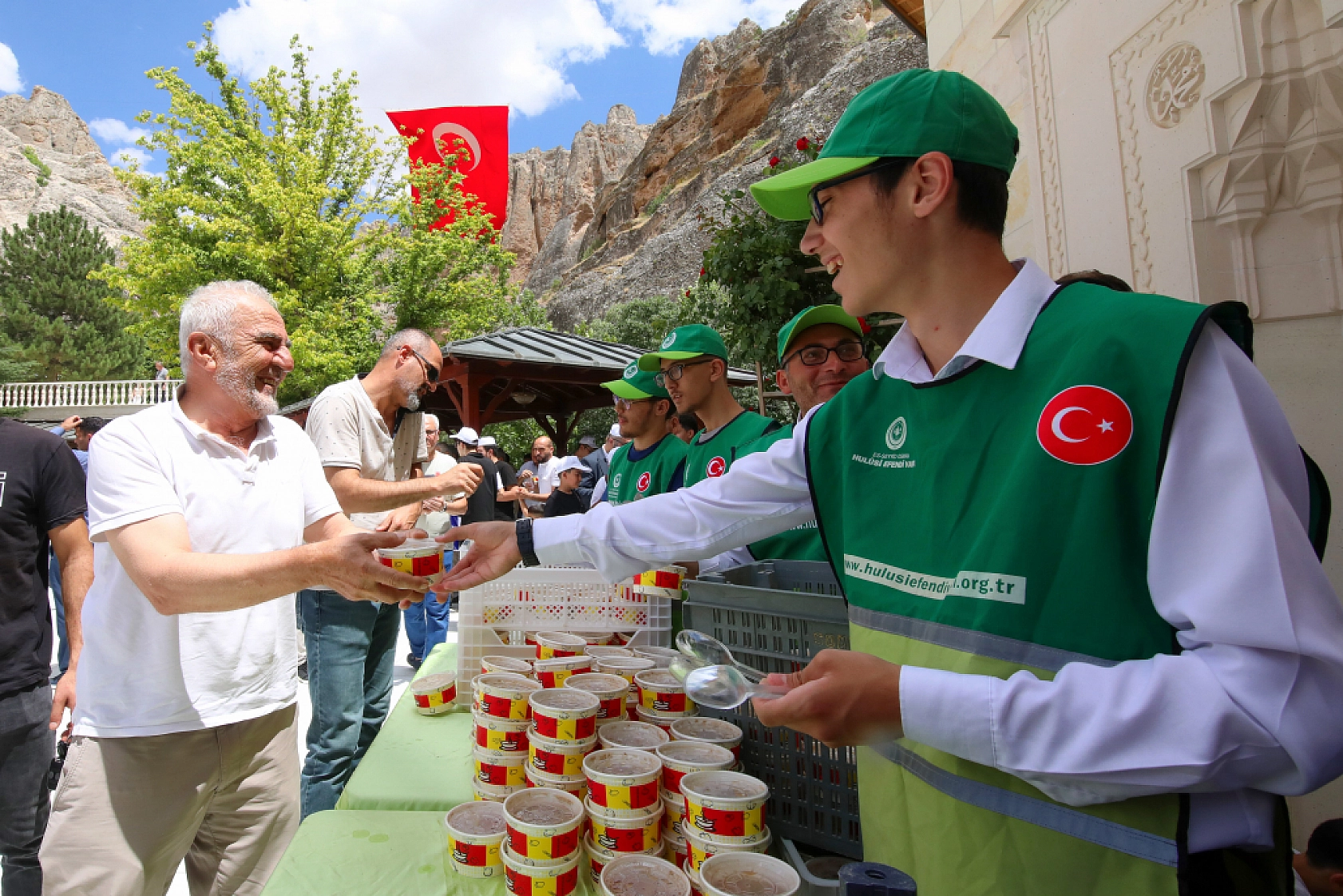 Darende'de vatandaşlara aşure ikramı