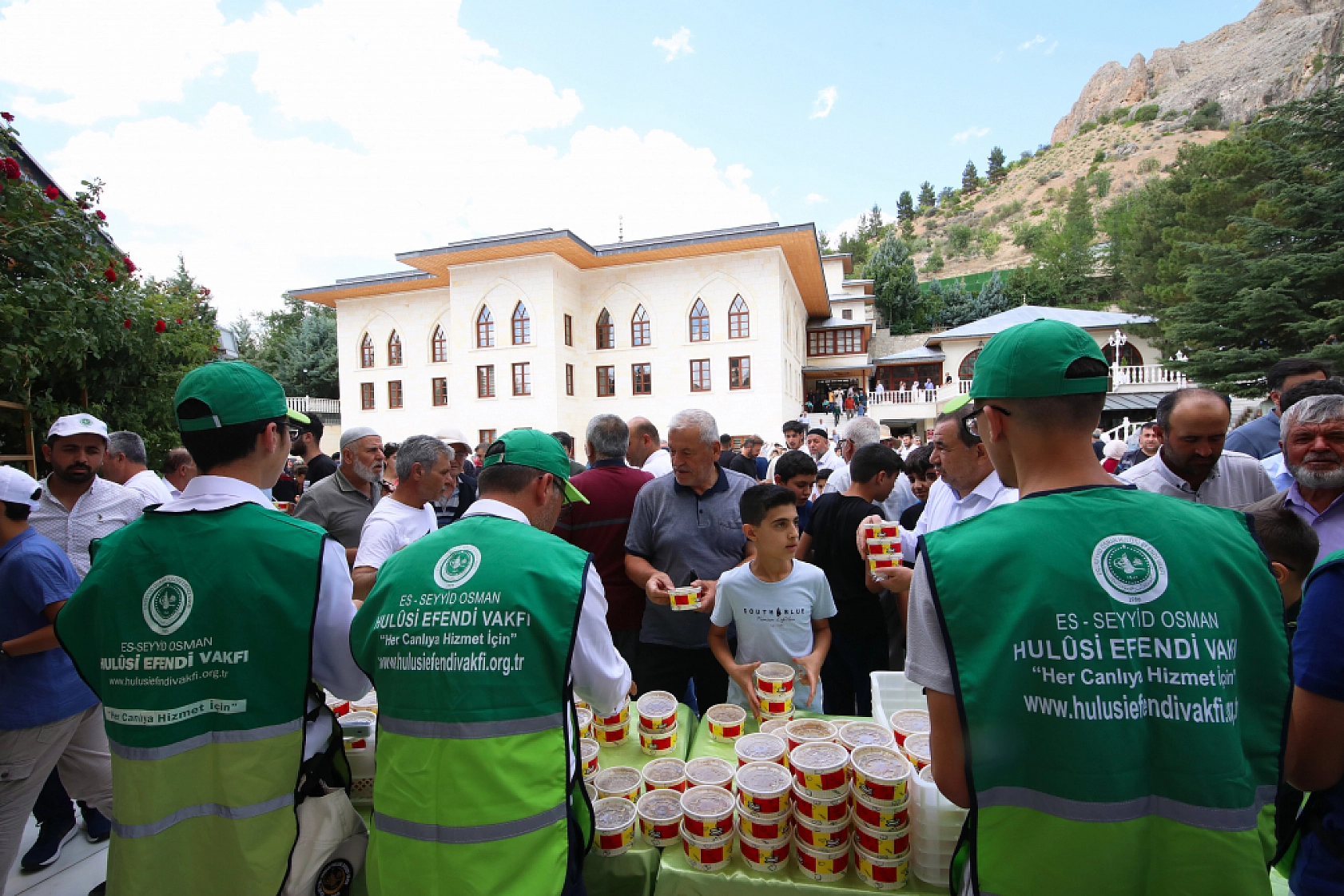 Darende'de vatandaşlara aşure ikramı
