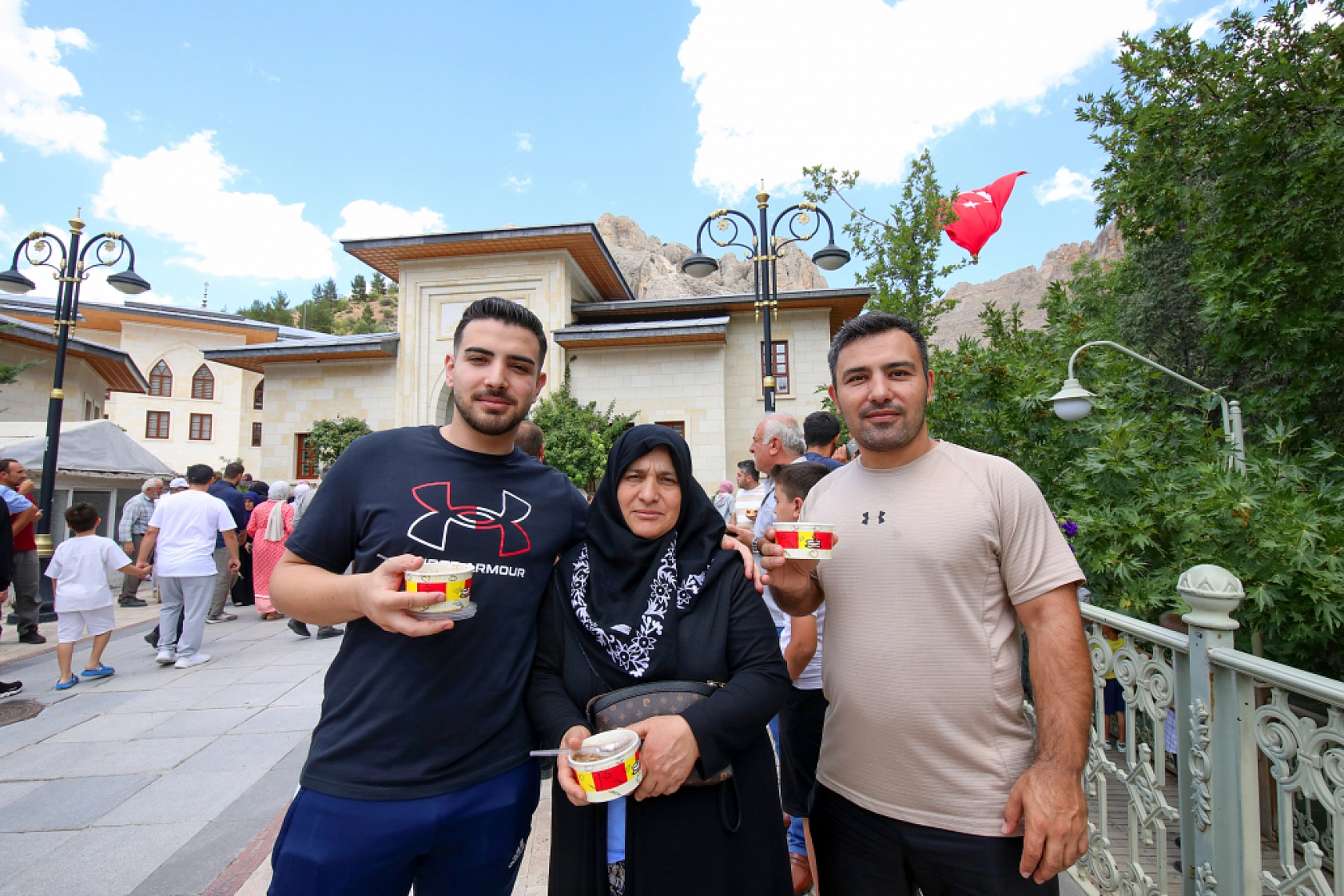 Darende'de vatandaşlara aşure ikramı