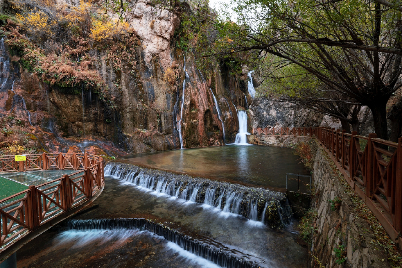 Sonbaharın Renk Cümbüşü: Günpınar Şelalesi'nde Göz Kamaştıran Görüntüler