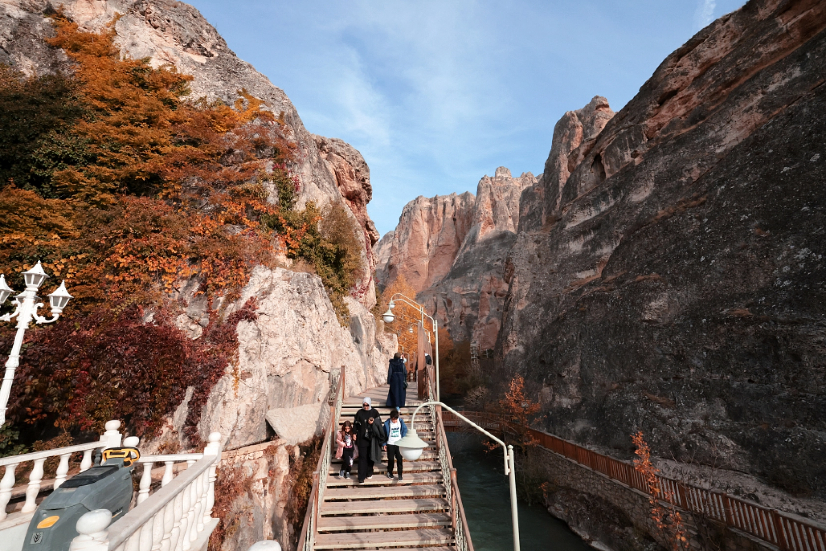 Sonbaharın Renk Cümbüşü: Günpınar Şelalesi'nde Göz Kamaştıran Görüntüler