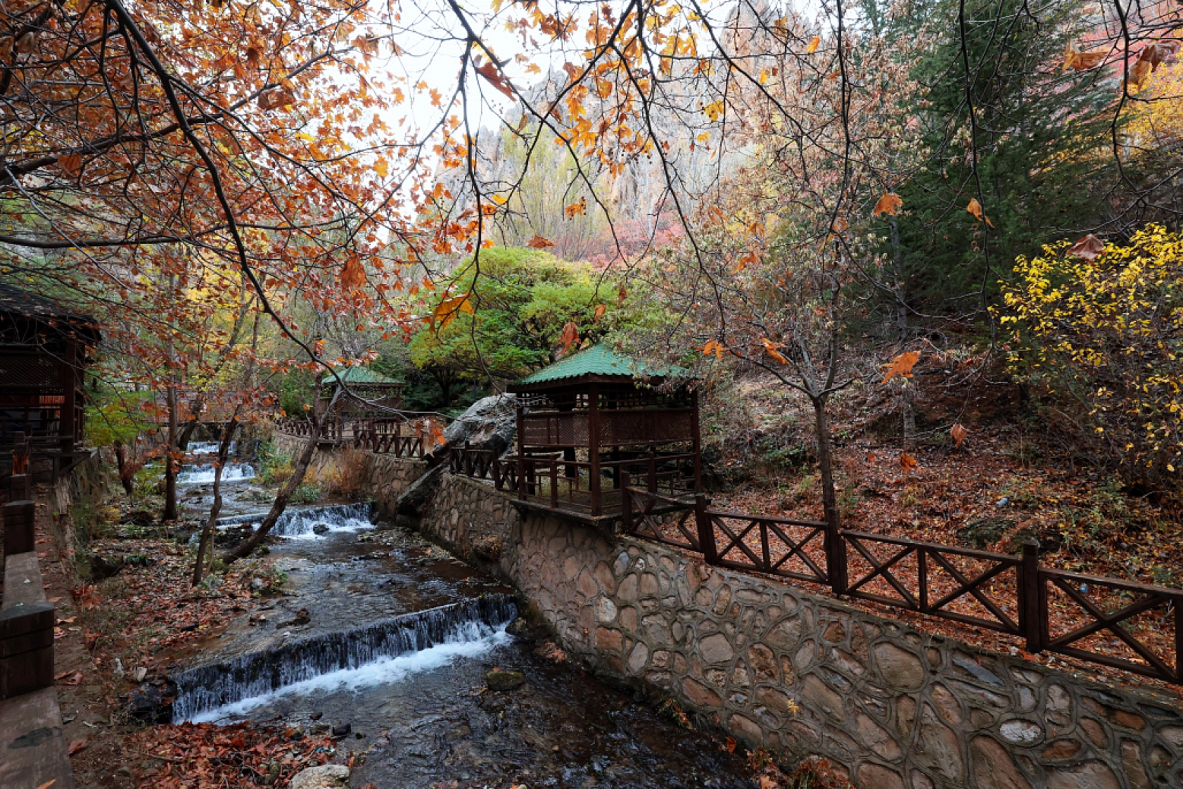 Sonbaharın Renk Cümbüşü: Günpınar Şelalesi'nde Göz Kamaştıran Görüntüler