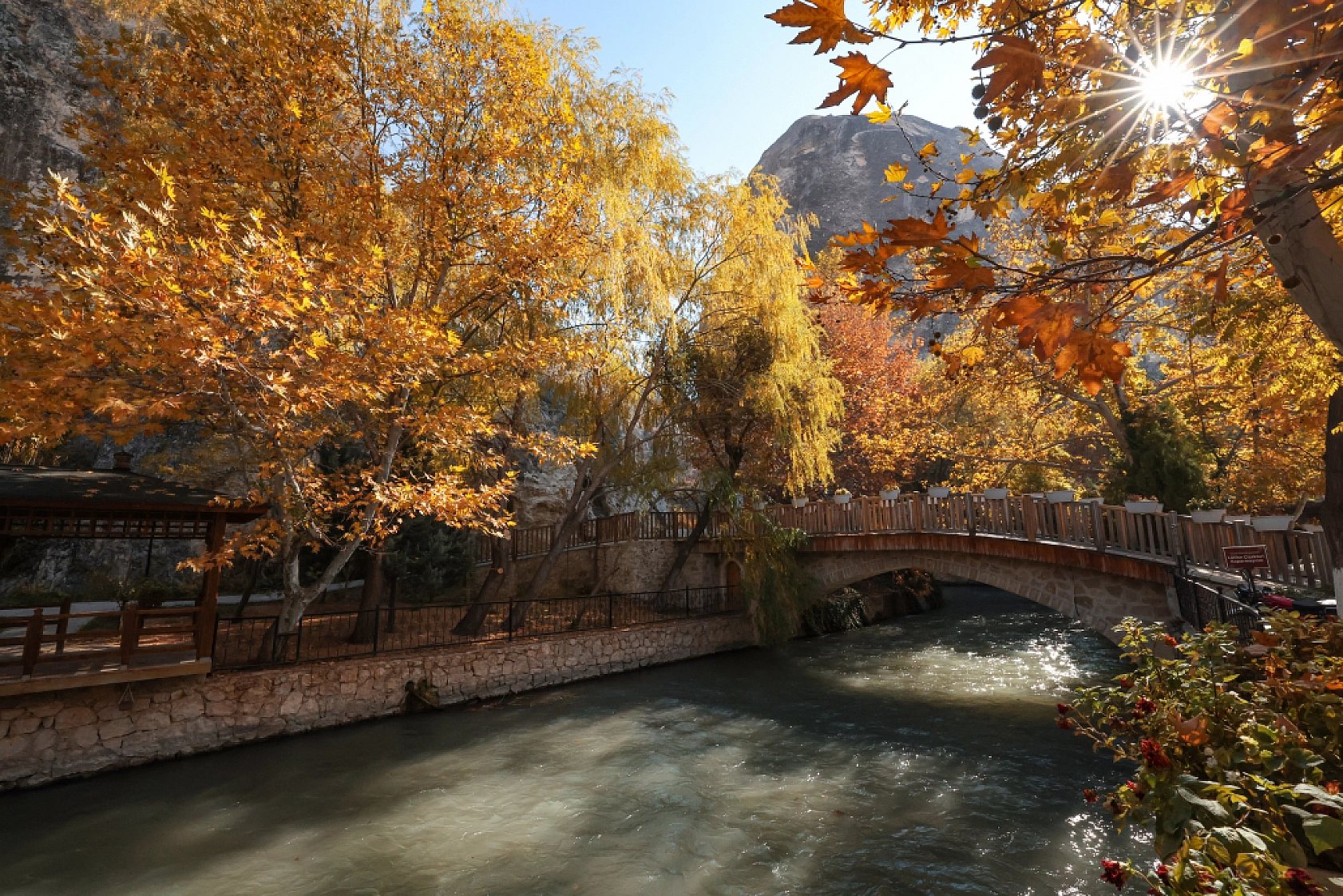 Sonbaharın Renk Cümbüşü: Günpınar Şelalesi'nde Göz Kamaştıran Görüntüler