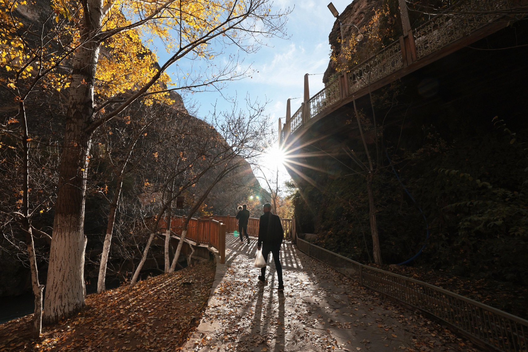 Sonbaharın Renk Cümbüşü: Günpınar Şelalesi'nde Göz Kamaştıran Görüntüler