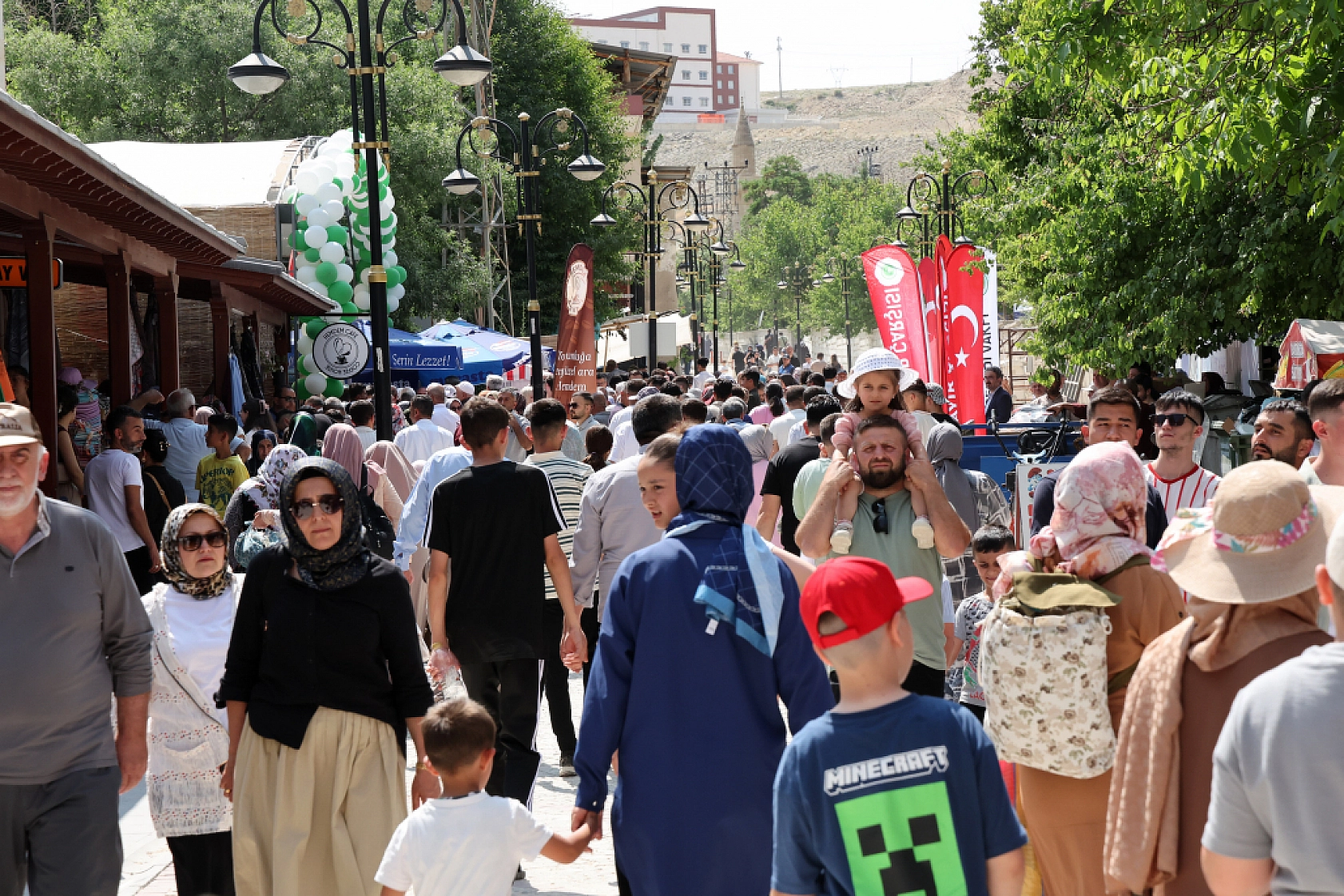 Somuncu Baba Külliyesi ziyaretçi akınına uğruyor
