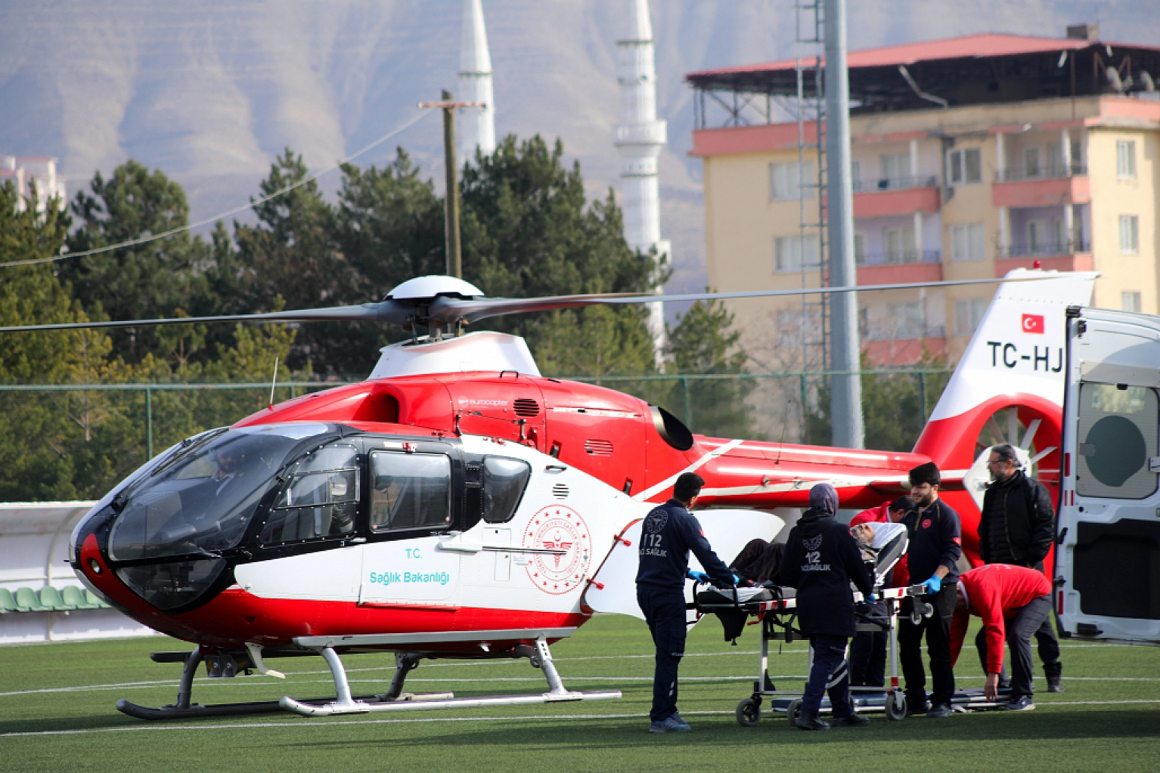 Ambulans helikopterle 'hızır' gibi yetişiyorlar