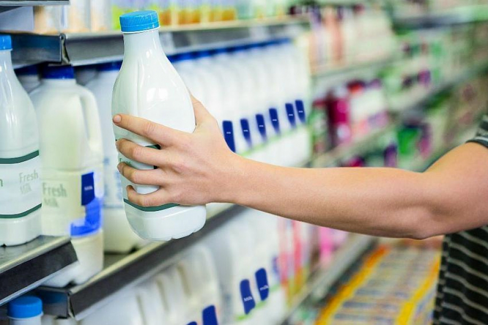 Zincir Market Raflarında Skandal: Süt Yerine Su İçirdiler!