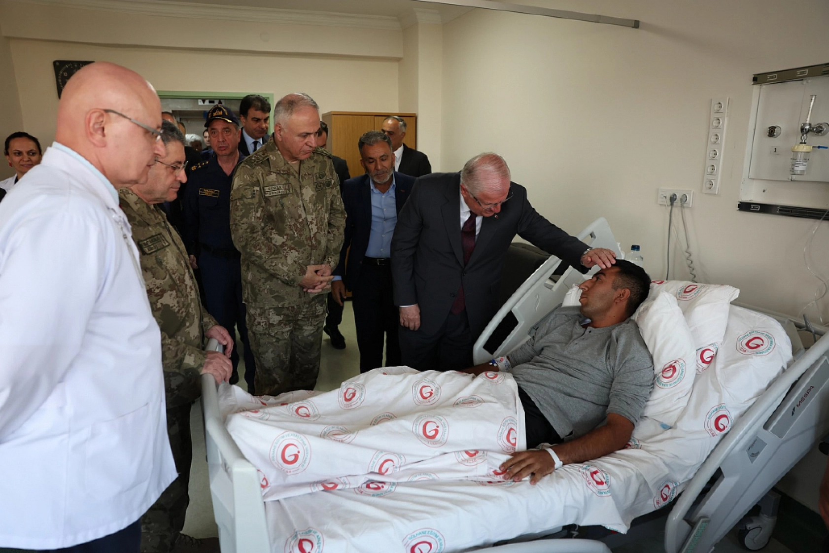 Şehitlerin ardından yaralı Mehmetçiklere moral ziyareti
