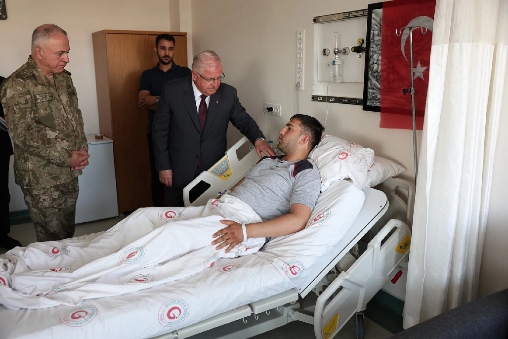 Şehitlerin ardından yaralı Mehmetçiklere moral ziyareti