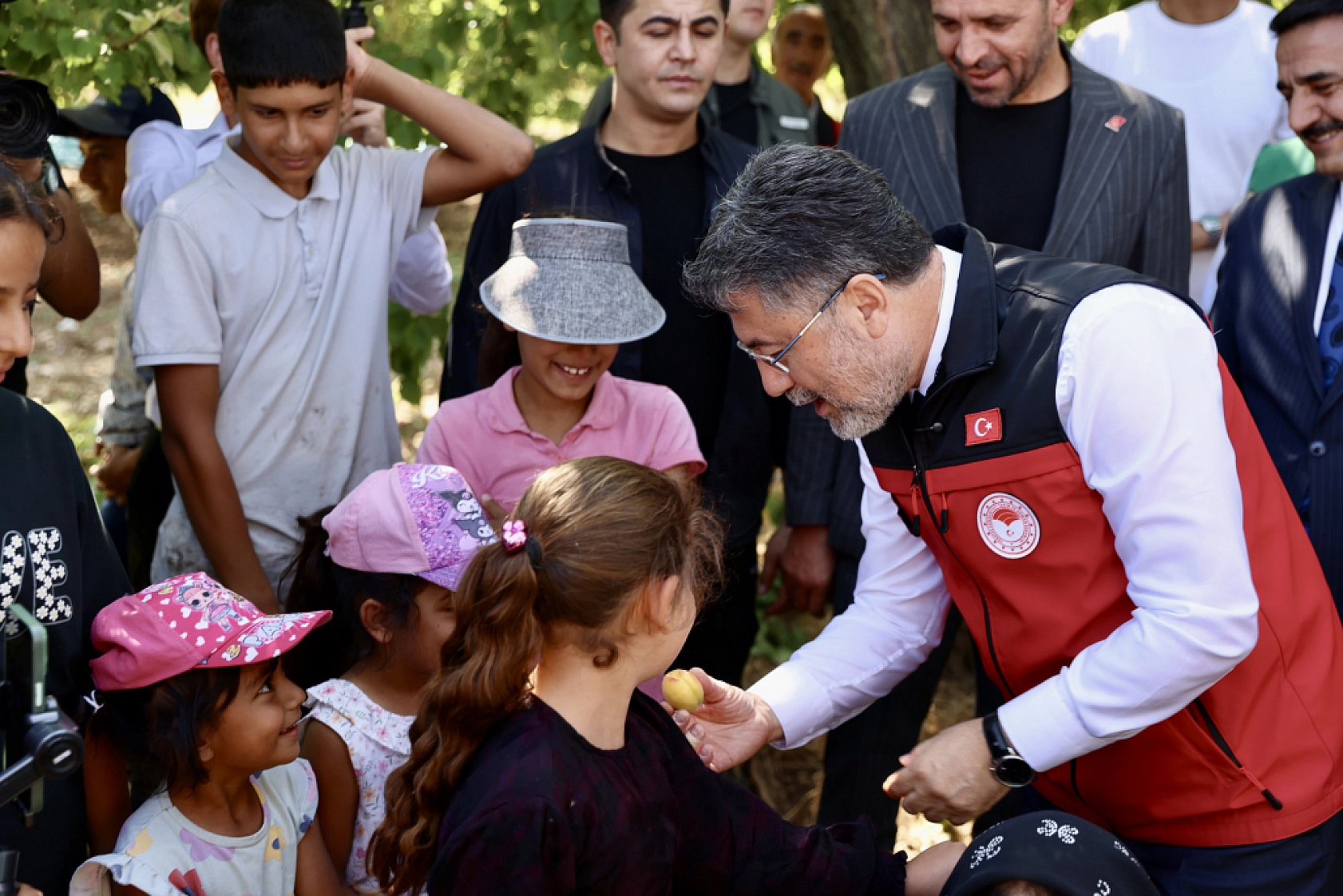 Bakan Yumaklı, Malatya'da aynı bahçede bu kez hasat mutluluğunu yaşadı!