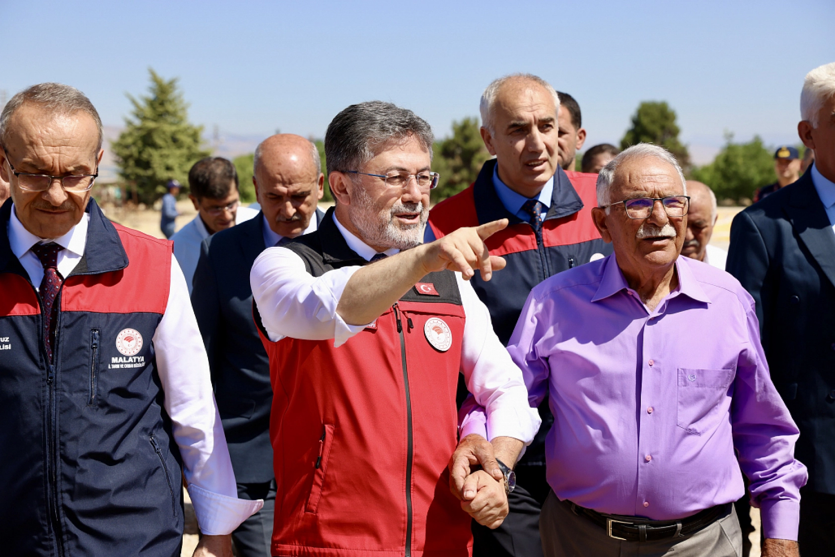 Bakan Yumaklı, Malatya'da aynı bahçede bu kez hasat mutluluğunu yaşadı!