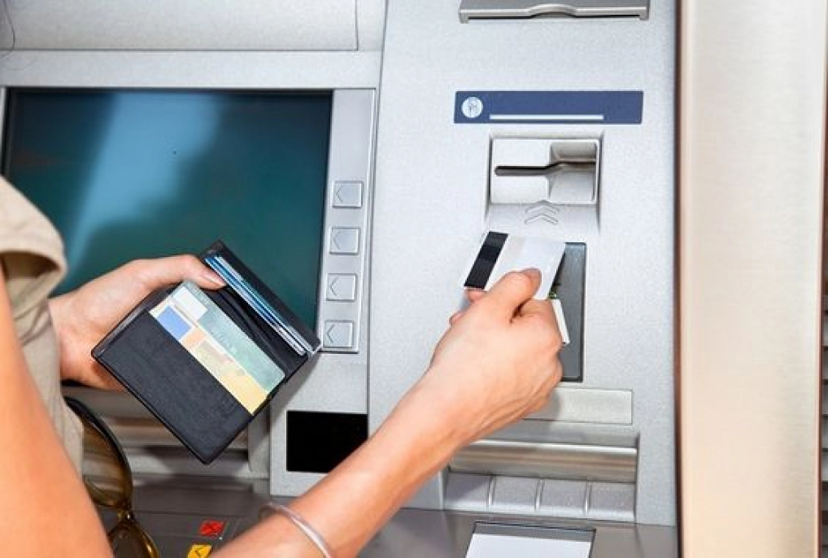 ATM'lerde Yeni Düzenleme: Şifreler Tarih Oluyor!