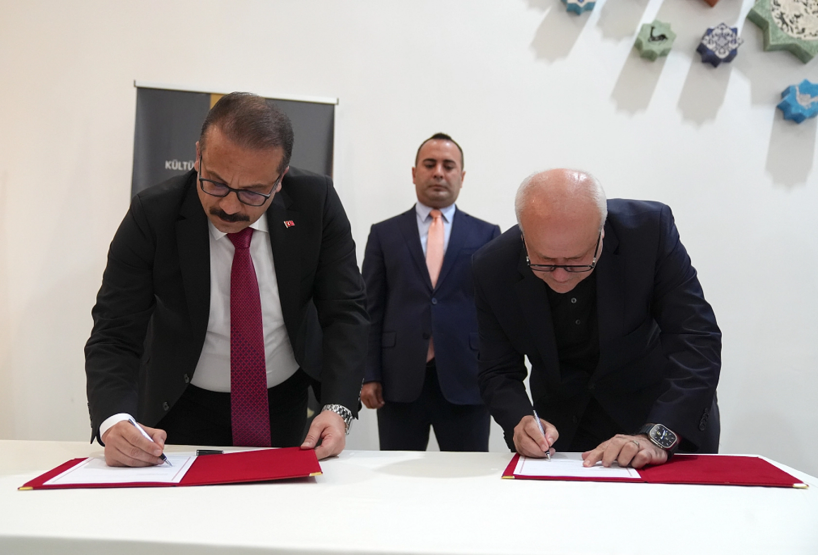 Tarihi Eserler Doğru Yere! Türkiye'den İran'a 55 Eser Teslim Edildi!