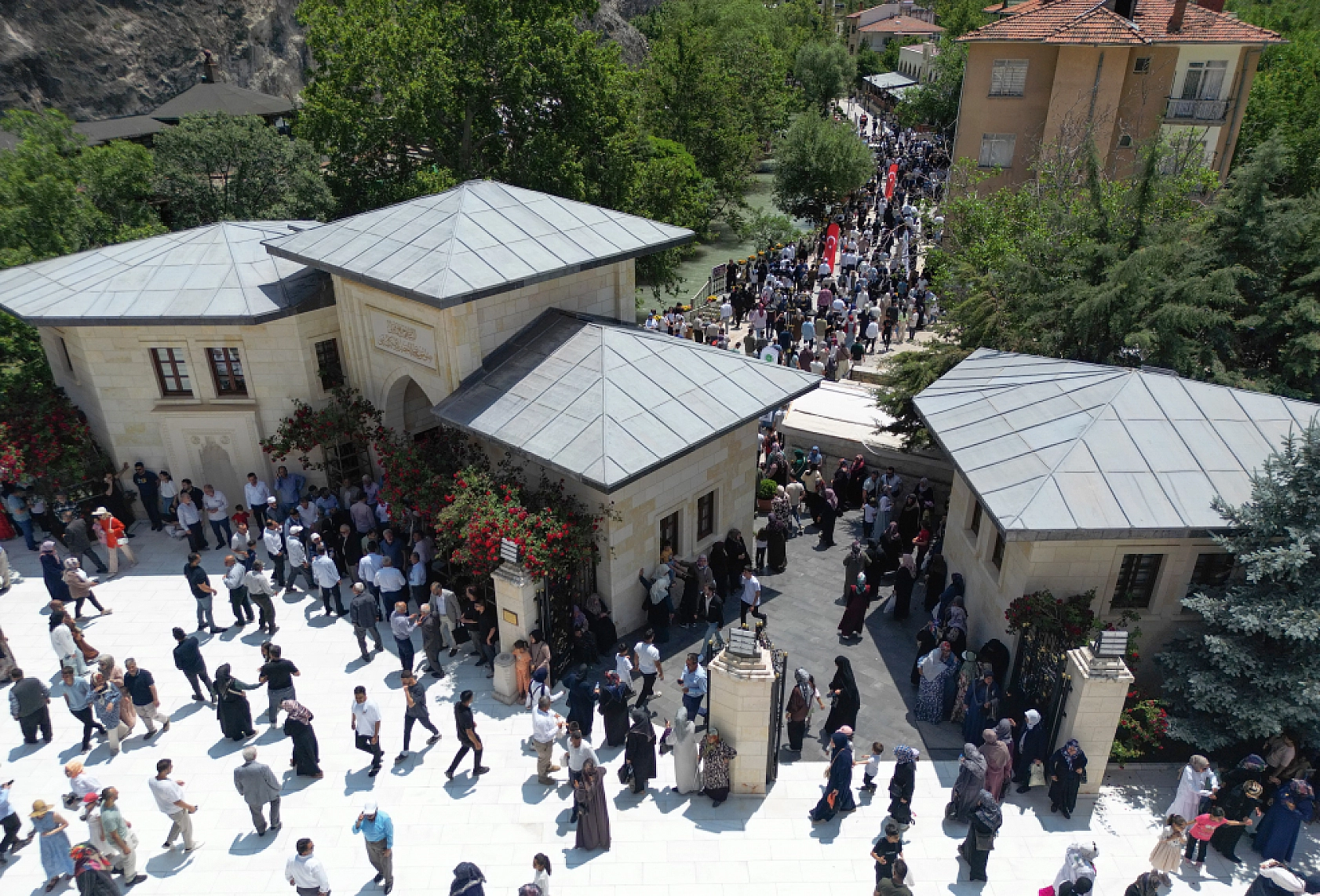 Somuncu Baba Külliyesi ziyaretçi akınına uğruyor