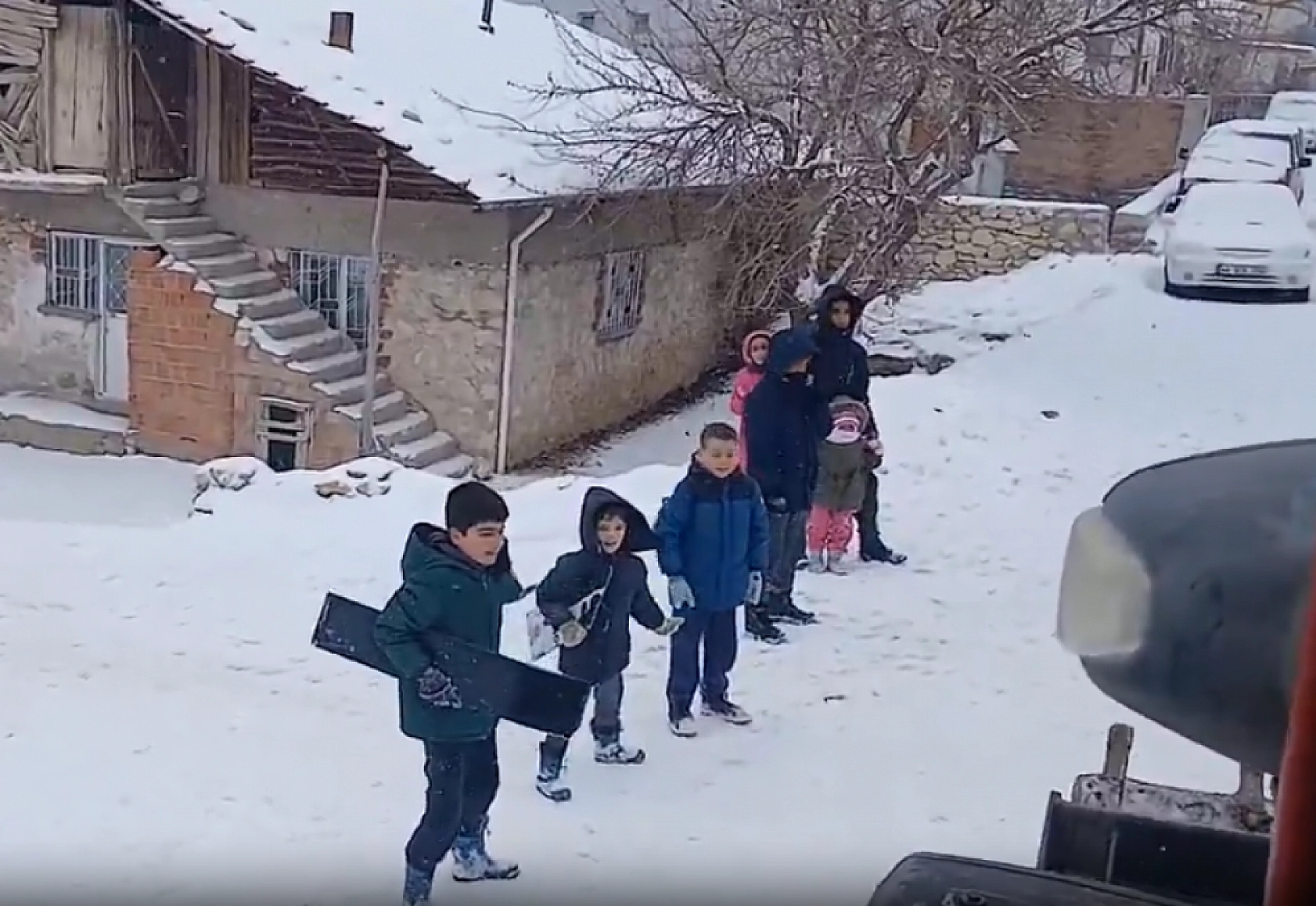 Malatya'da kar direnişi: Çocuklar iş makinesini durdurdu