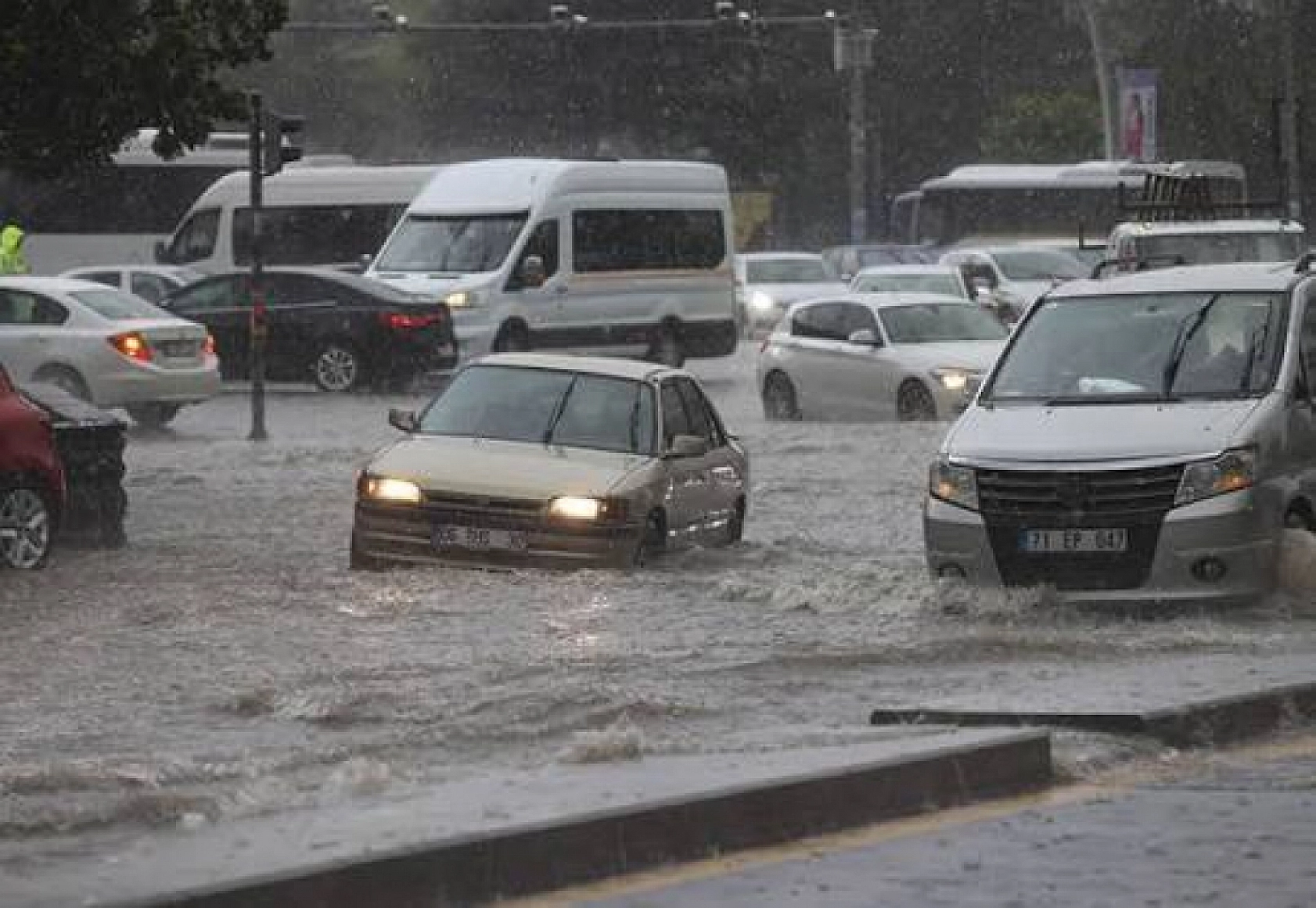 Malatya'da hava sıcaklıkları düşüyor: İlçe ilçe sağanak yağış uyarısı