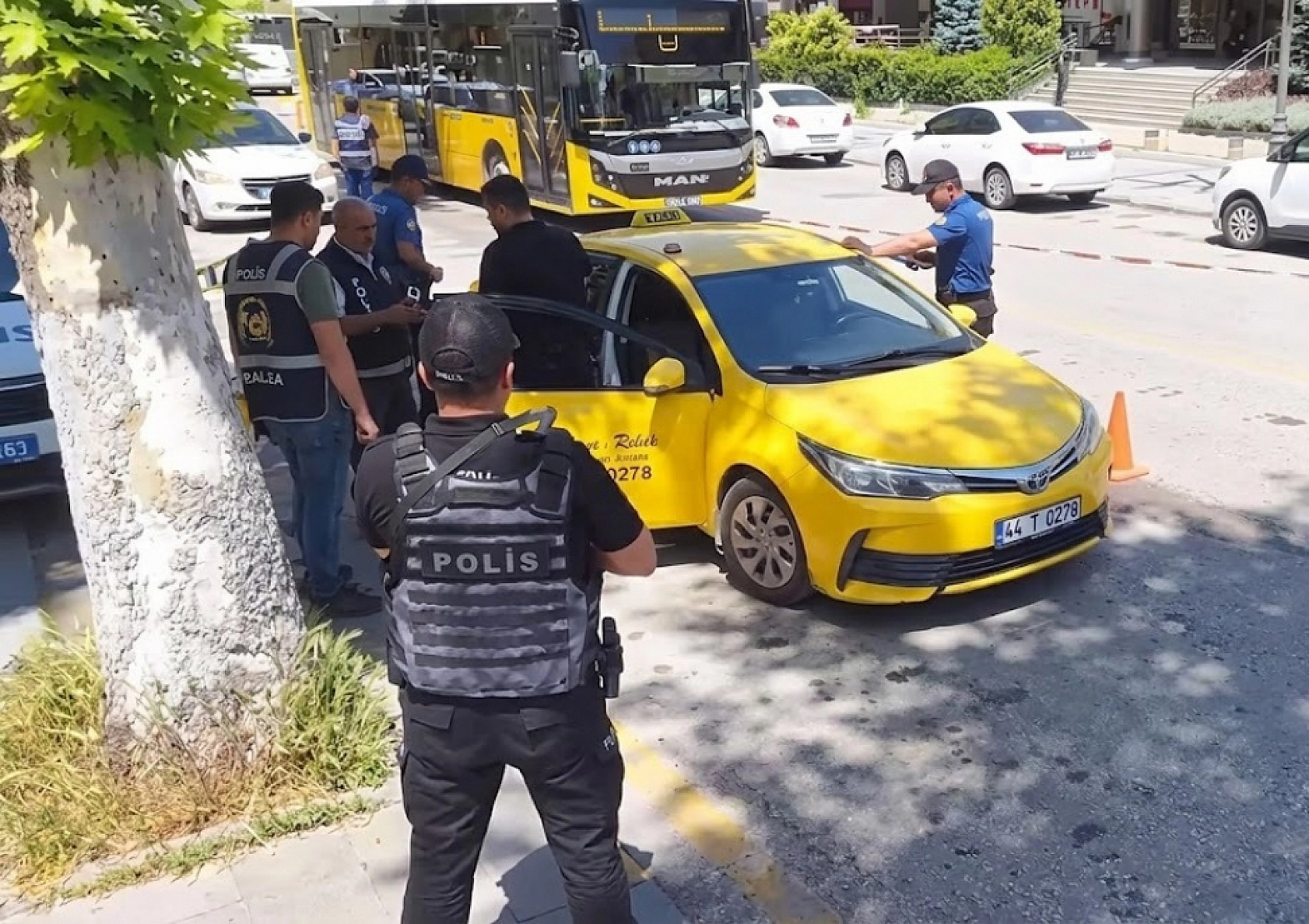 Malatya'nın 13 ilçesi didik arandı: 54 araç sahibine ceza yağdı!