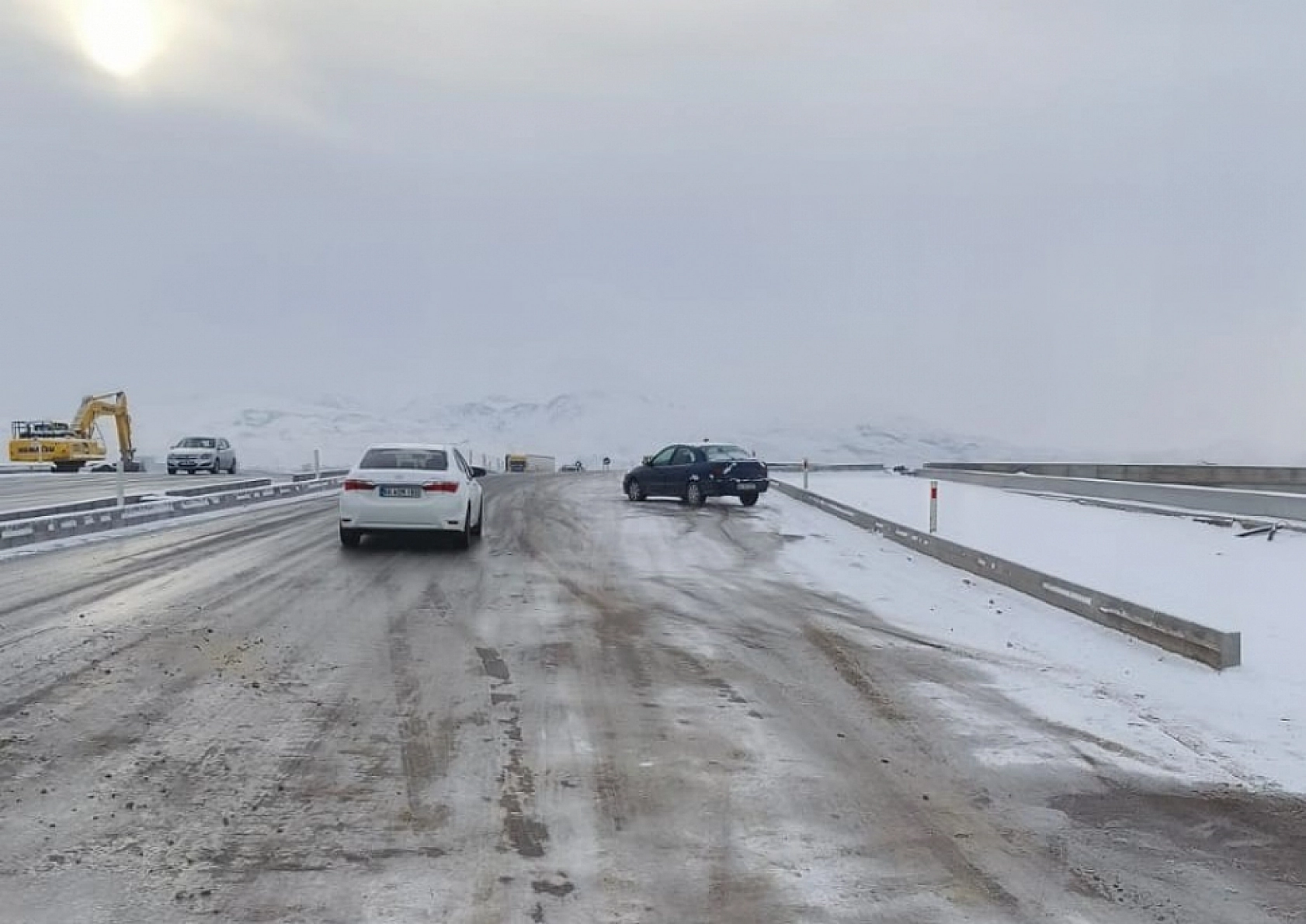 Malatya'da Kar Yağışı Sonrası Buzlanma Alarmı: Araçlar Yollarda Mahsur Kaldı
