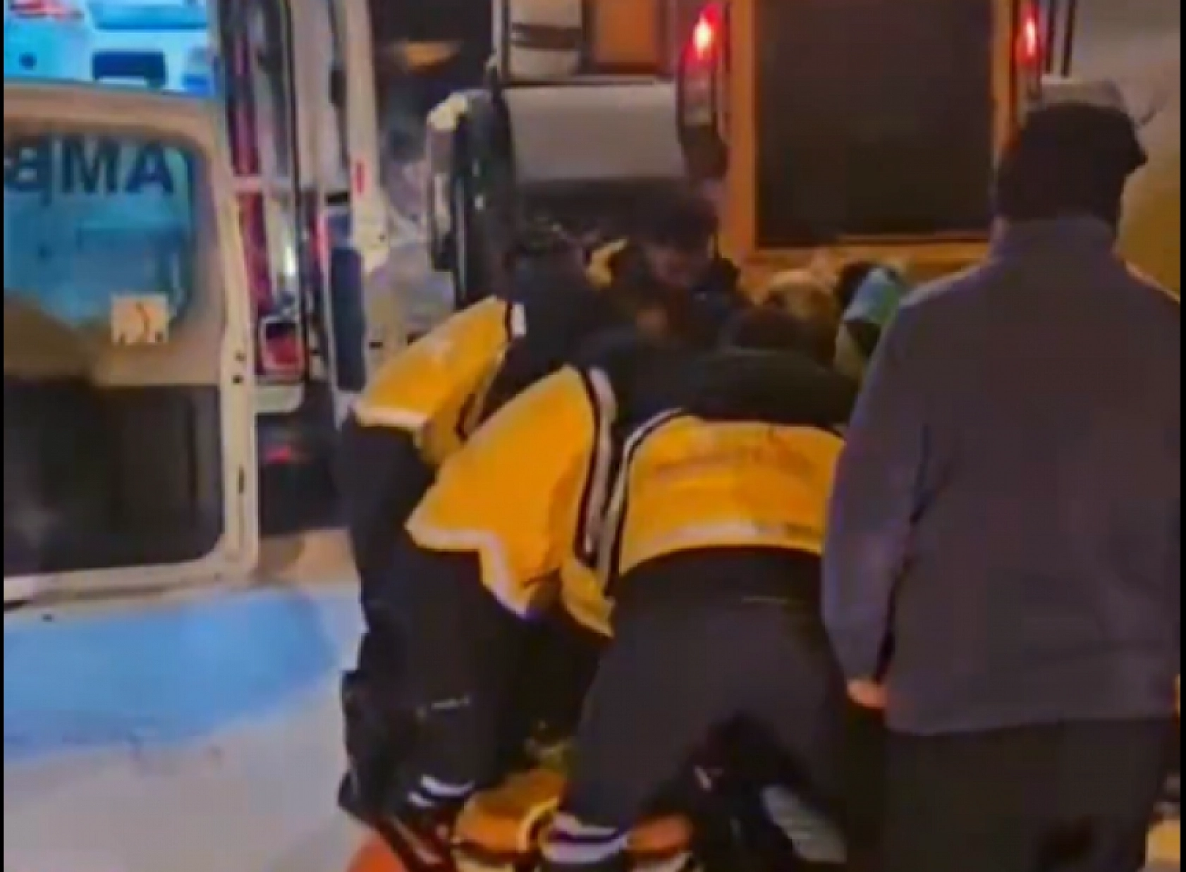 Yoğun kar altında zamanla yarış: UMKE anne ve bebeğe ulaştı