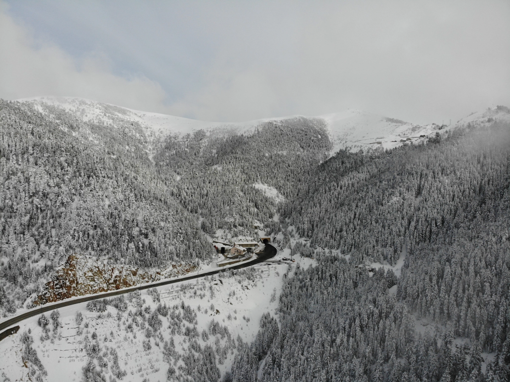 2 Bin 50 Rakımlı Zigana Dağı Beyaza Büründü