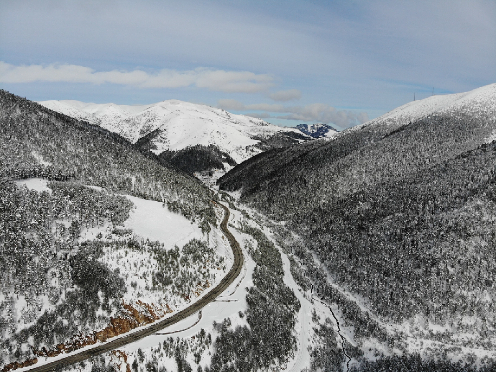2 Bin 50 Rakımlı Zigana Dağı Beyaza Büründü