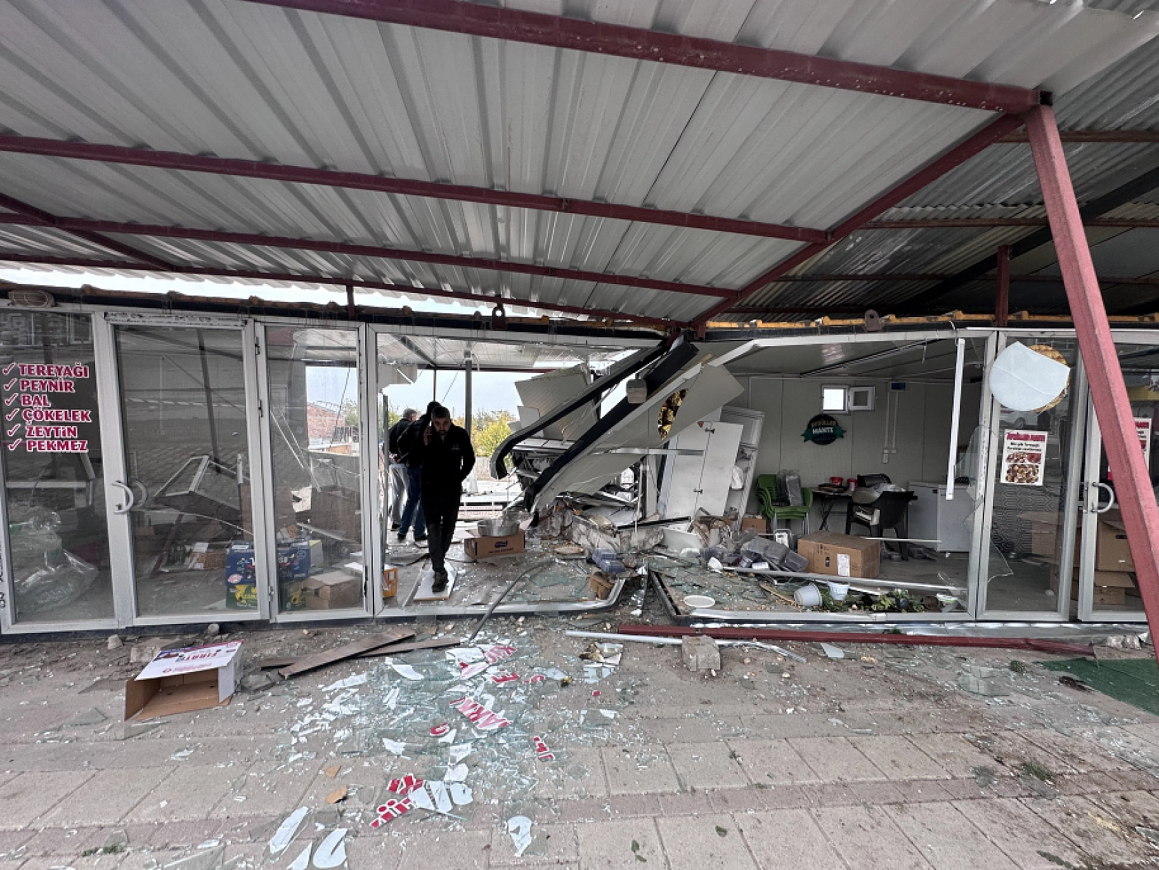 Facianın eşiğinden dönüldü: Malatya'da araç konteynerleri biçti