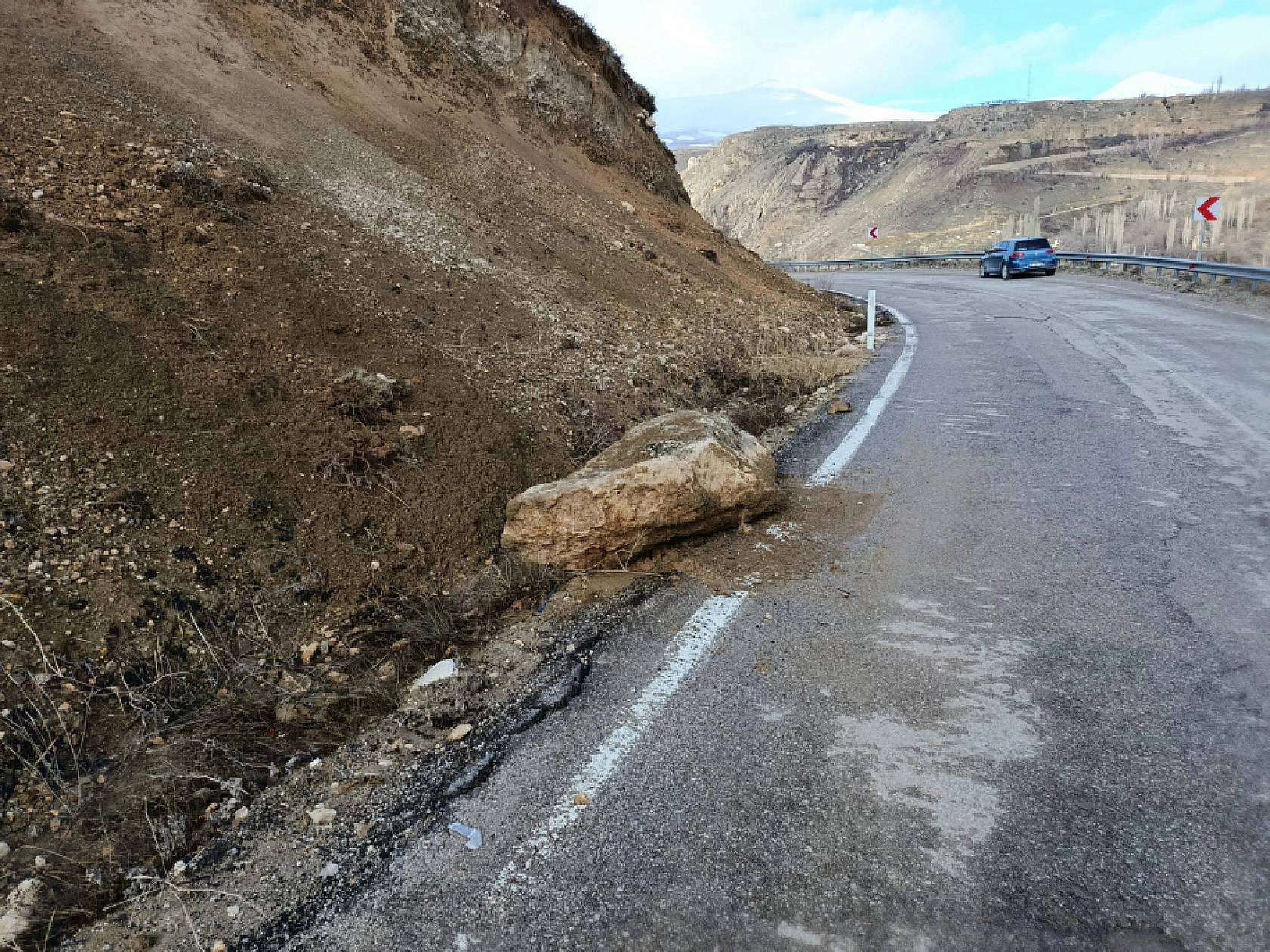 Malatya'da vatandaşlar tedirgin: Yol çatlakları büyüyor, çökme başladı