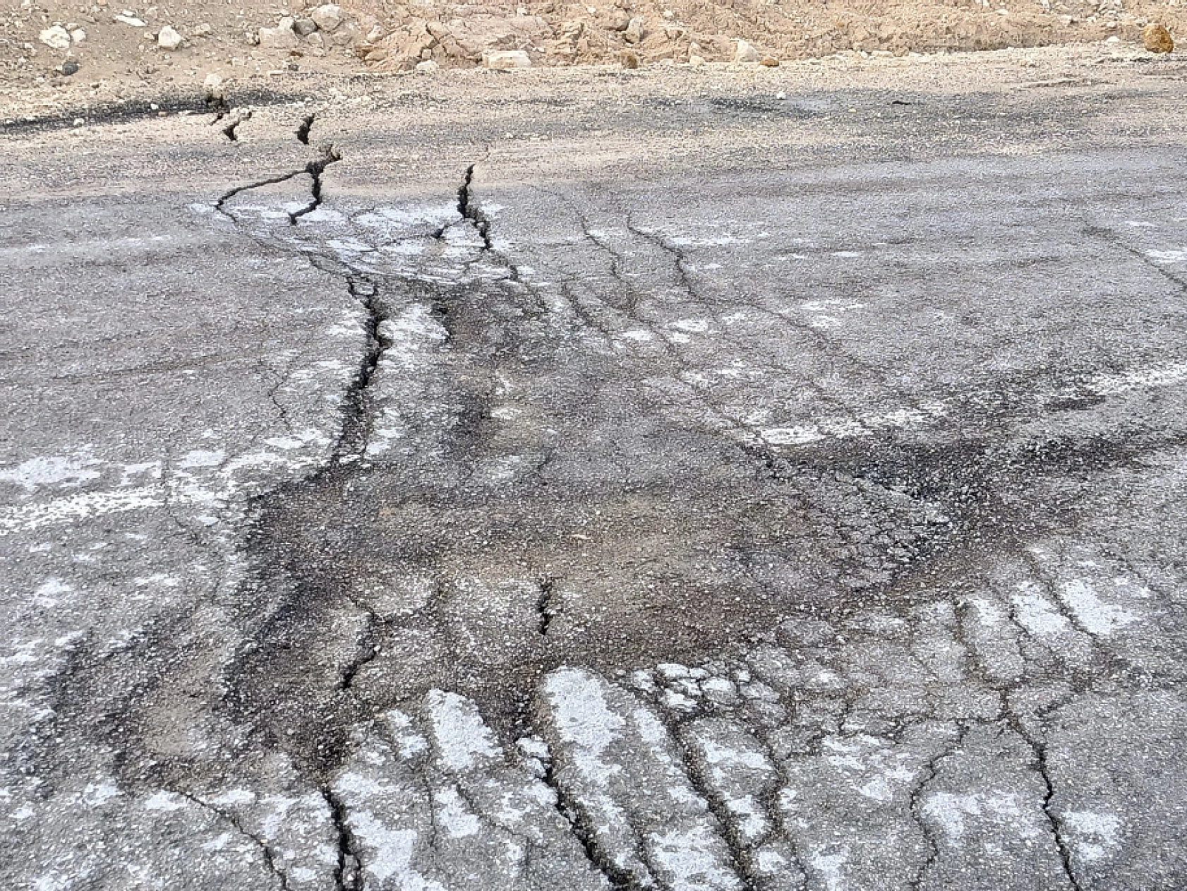 Malatya'da vatandaşlar tedirgin: Yol çatlakları büyüyor, çökme başladı