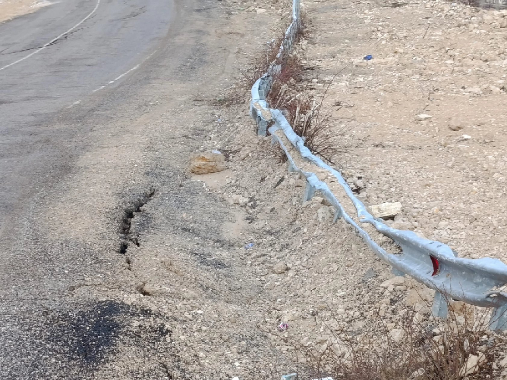 Malatya'da vatandaşlar tedirgin: Yol çatlakları büyüyor, çökme başladı