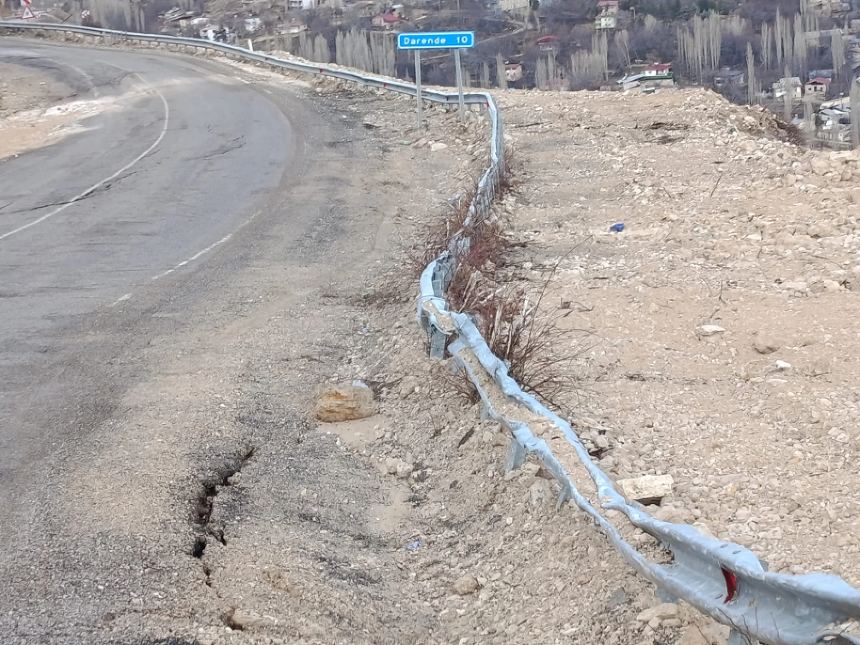 Malatya'da vatandaşlar tedirgin: Yol çatlakları büyüyor, çökme başladı