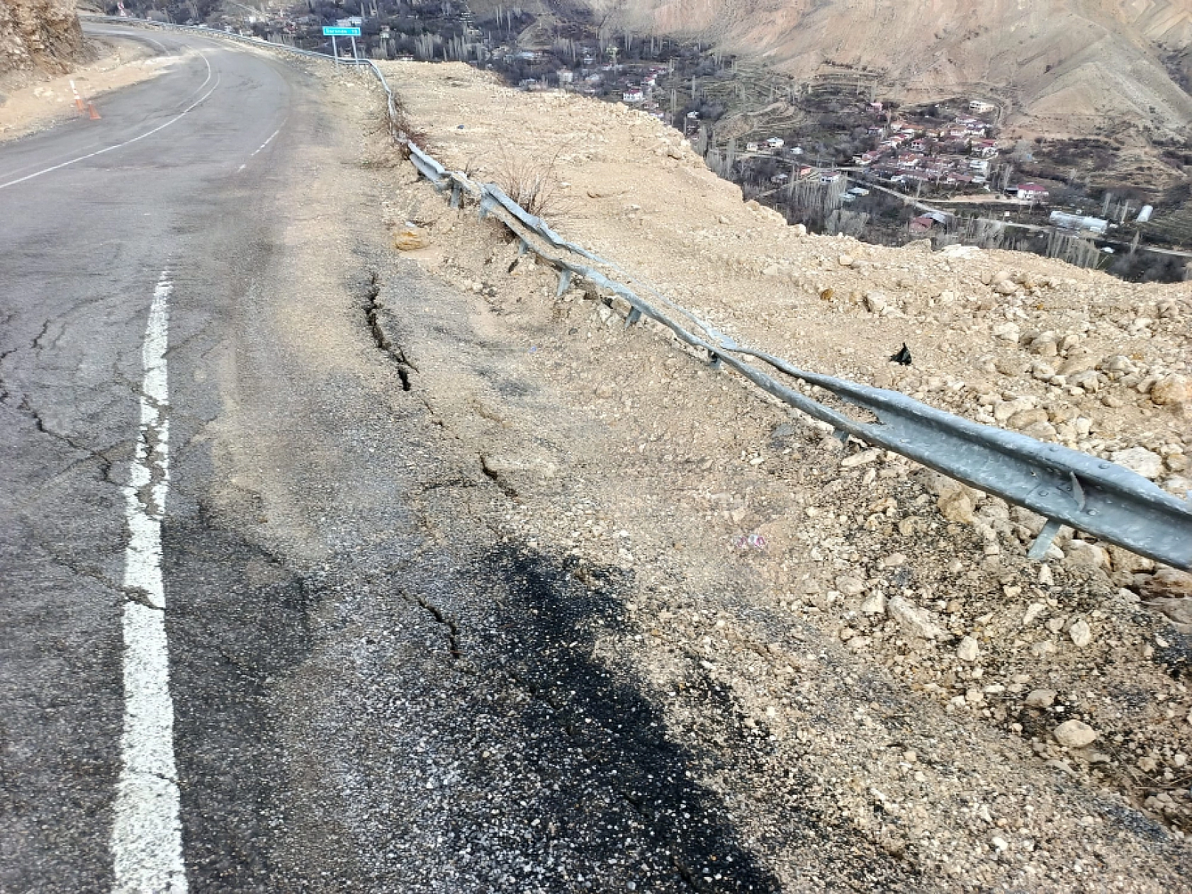 Malatya'da vatandaşlar tedirgin: Yol çatlakları büyüyor, çökme başladı
