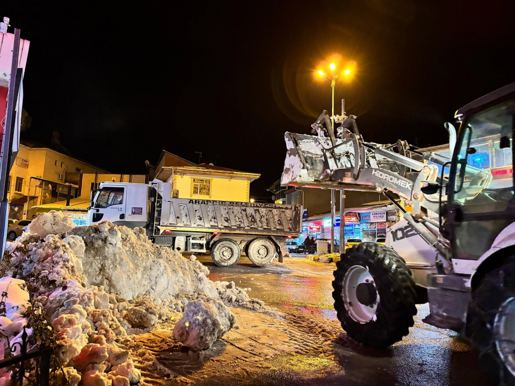 Arapgir'de Gece Boyunca Kar Mesaisi: Ekipler Hızla Sahada!
