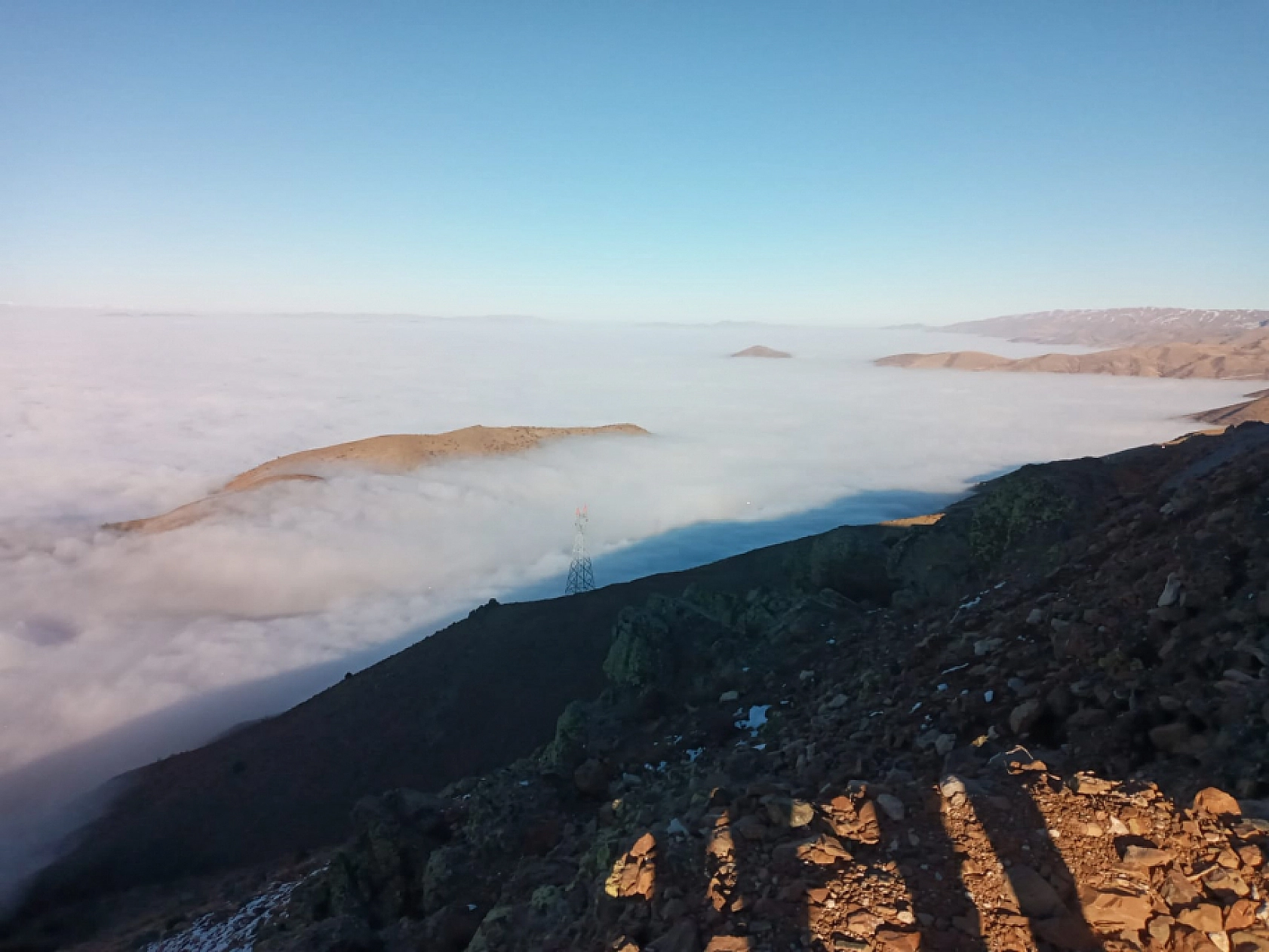 Malatya Ovası sise gömüldü, dağlar baharı yaşadı