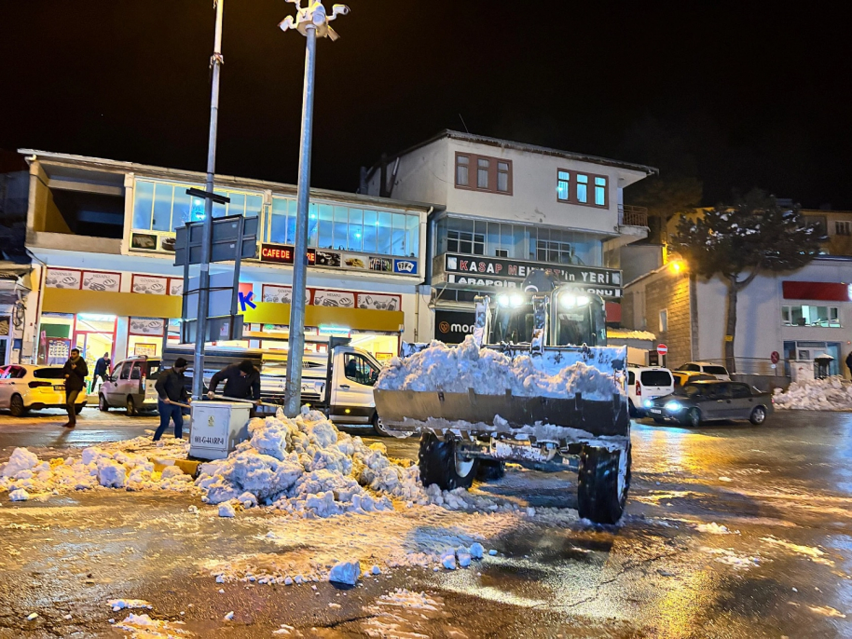 Arapgir'de Gece Boyunca Kar Mesaisi: Ekipler Hızla Sahada!