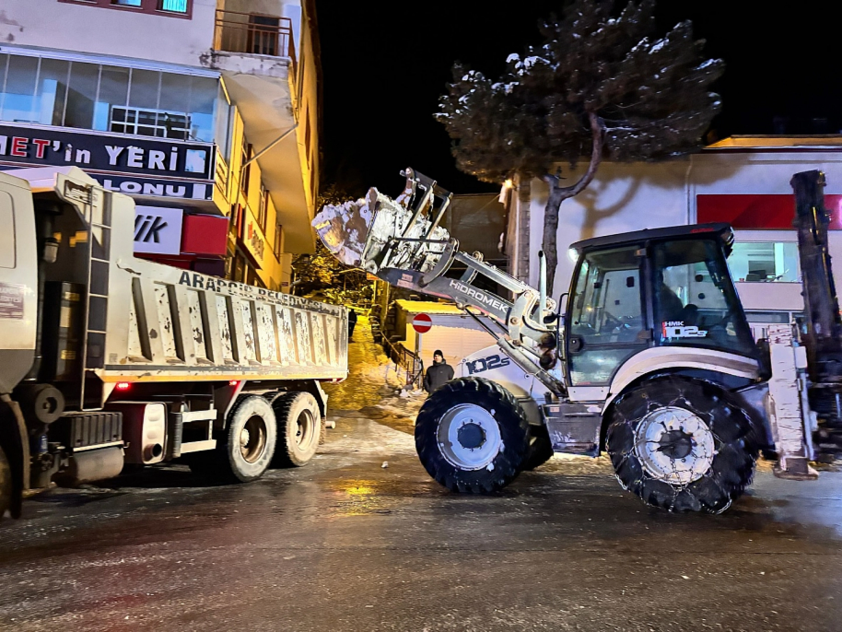 Arapgir'de Gece Boyunca Kar Mesaisi: Ekipler Hızla Sahada!